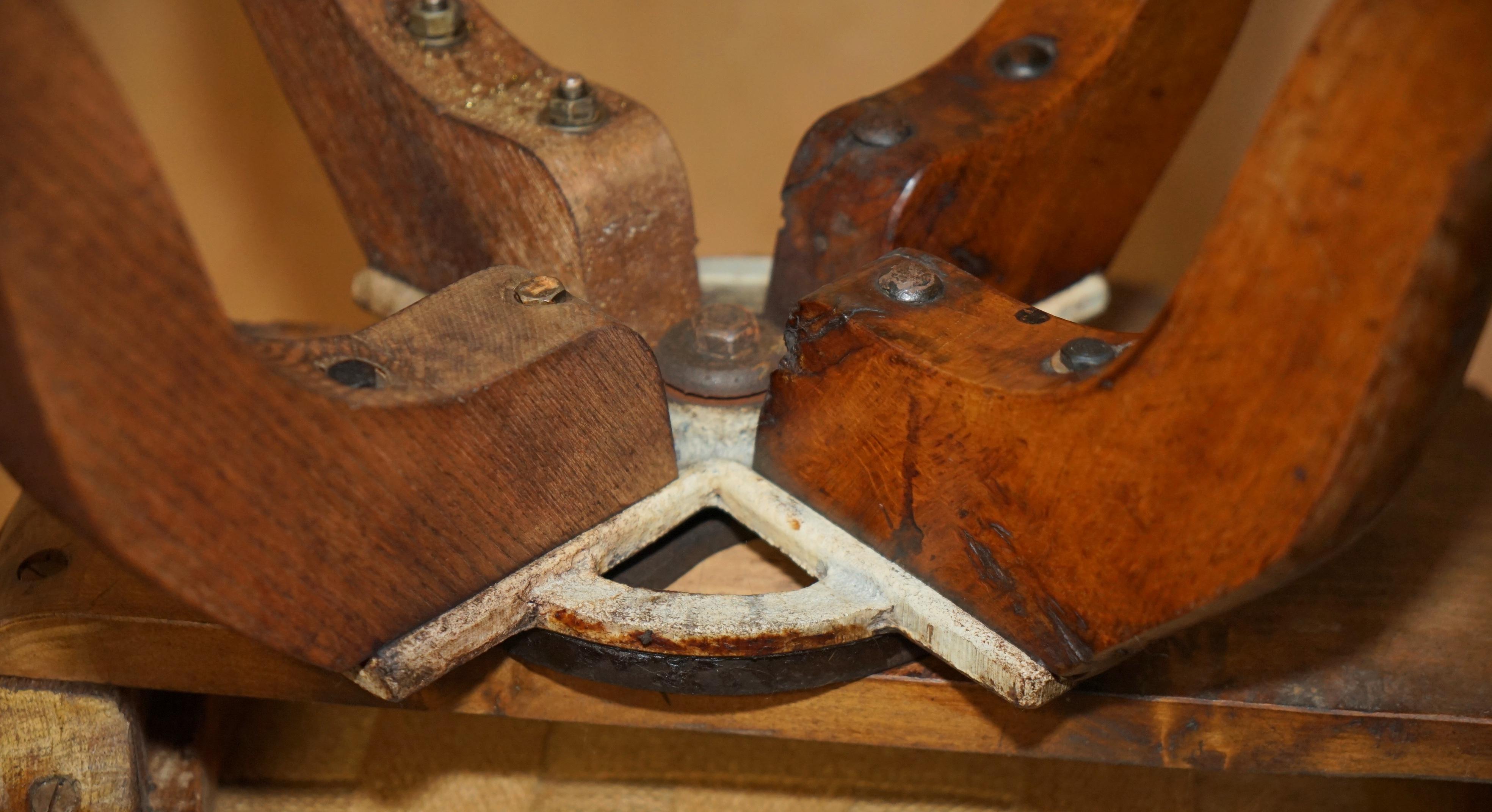 FINE ANTIQUE CHESTERFIELD TUFTED OXBLOOD CAPTAINS SWIVEL CHAIR EN CUIR DE CHESTERFIELD en vente 11
