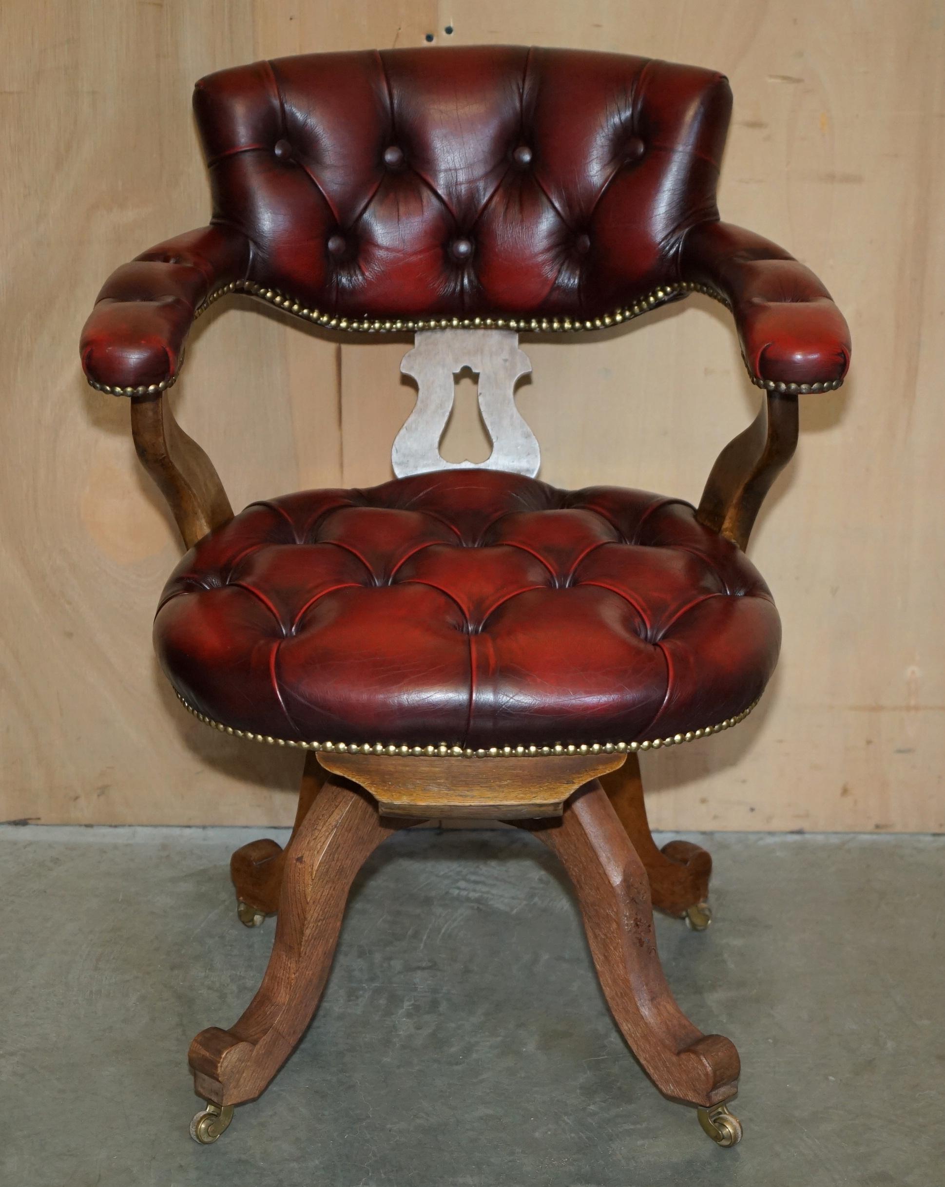 Royal House Antiques

The House Antiques a le plaisir d'offrir à la vente ce magnifique fauteuil Chesterfield en cuir Oxblood, fait à la main en Angleterre vers 1880, avec une base en chêne d'époque qui pivote. 

Veuillez noter que les frais de