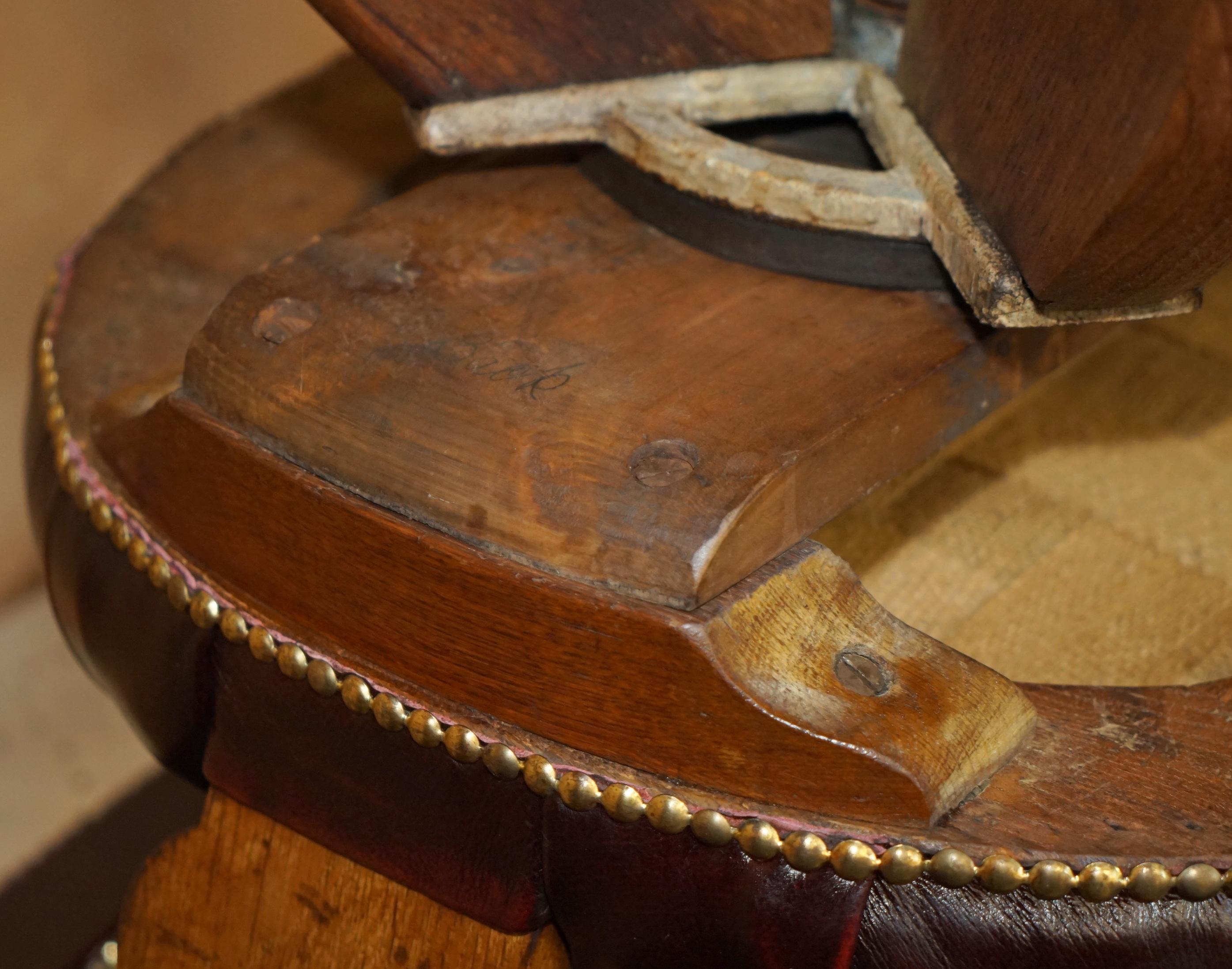 FINE ANTIQUE CHESTERFIELD TUFTED OXBLOOD CAPTAINS SWIVEL CHAIR EN CUIR DE CHESTERFIELD en vente 12