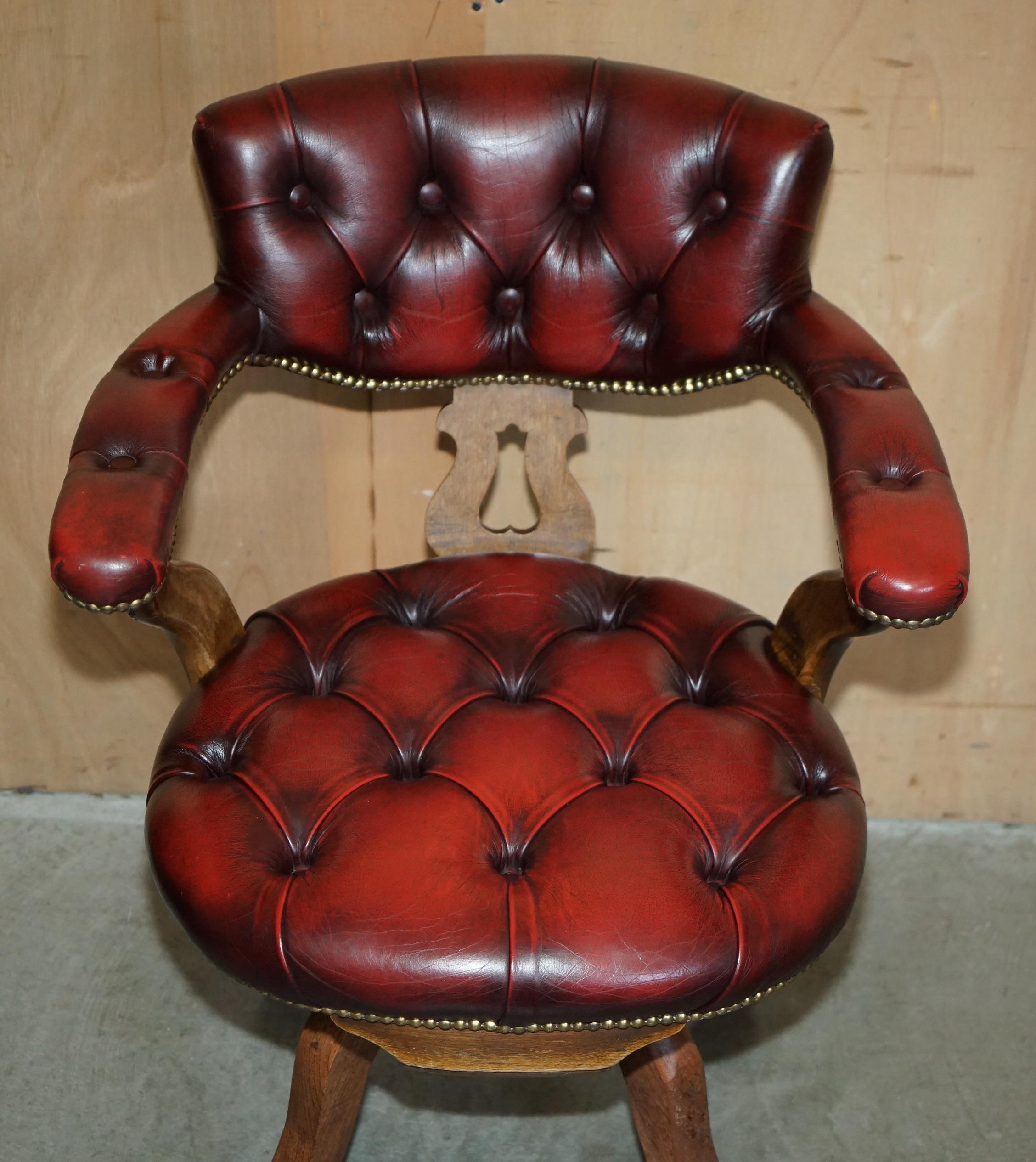 Apogée victorien FINE ANTIQUE CHESTERFIELD TUFTED OXBLOOD CAPTAINS SWIVEL CHAIR EN CUIR DE CHESTERFIELD en vente