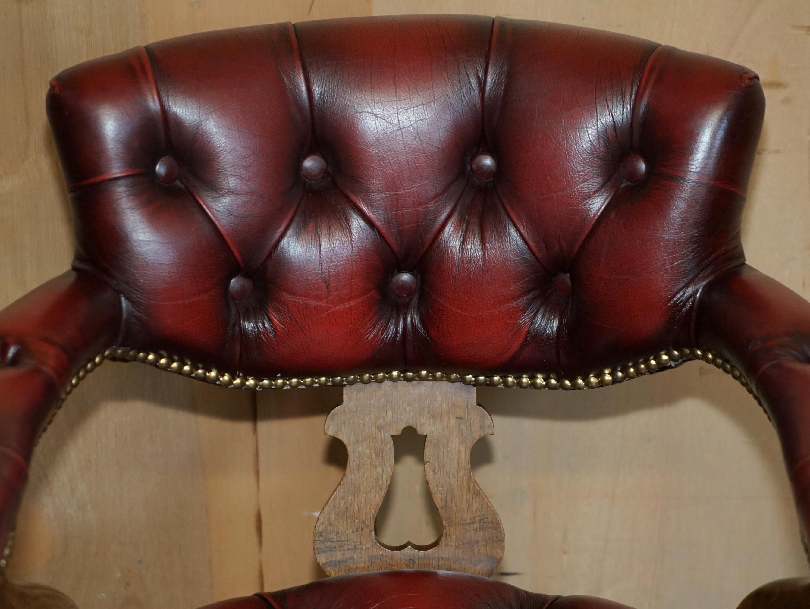 Anglais FINE ANTIQUE CHESTERFIELD TUFTED OXBLOOD CAPTAINS SWIVEL CHAIR EN CUIR DE CHESTERFIELD en vente