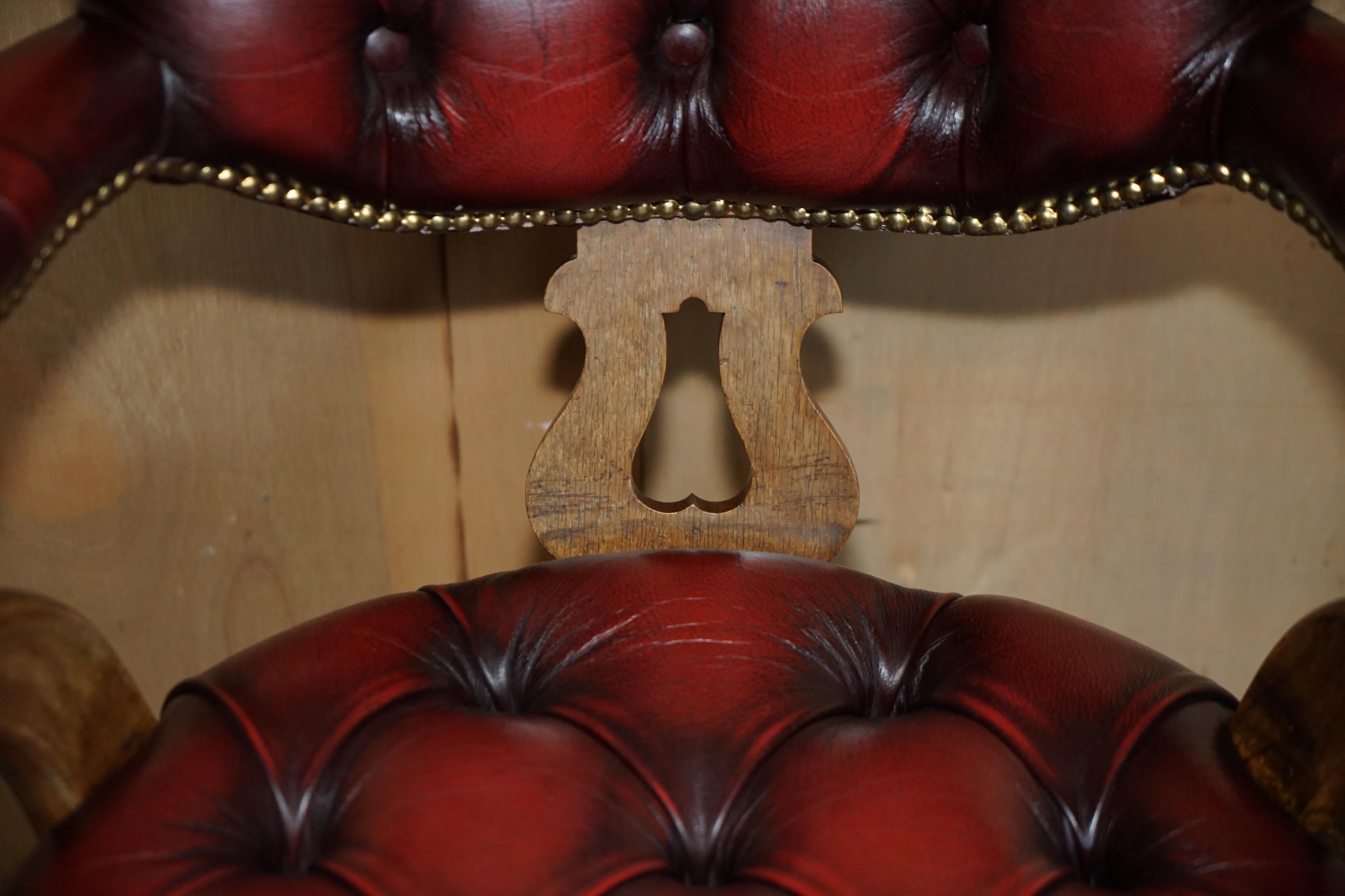 Fait main FINE ANTIQUE CHESTERFIELD TUFTED OXBLOOD CAPTAINS SWIVEL CHAIR EN CUIR DE CHESTERFIELD en vente