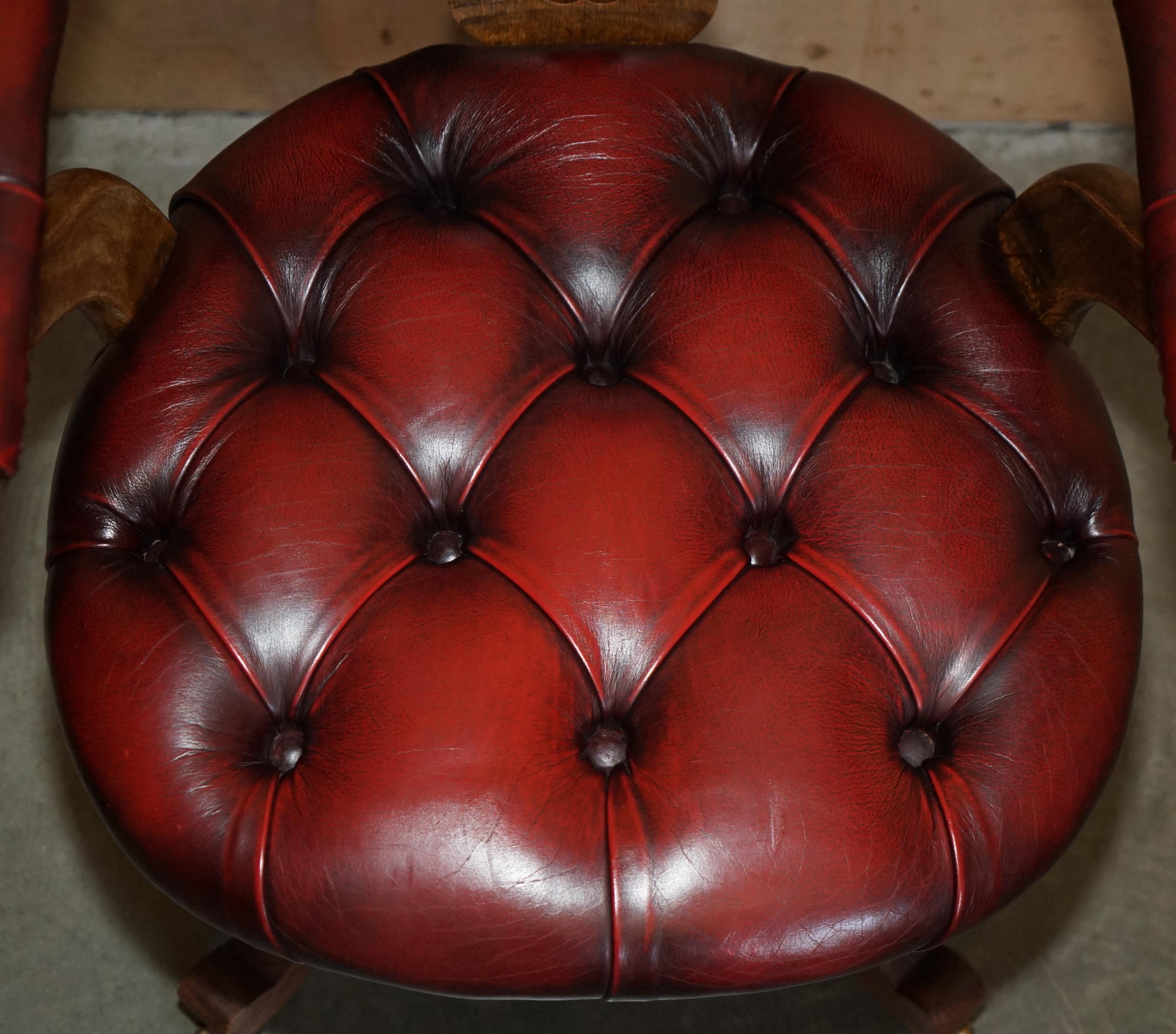 Fin du XIXe siècle FINE ANTIQUE CHESTERFIELD TUFTED OXBLOOD CAPTAINS SWIVEL CHAIR EN CUIR DE CHESTERFIELD en vente