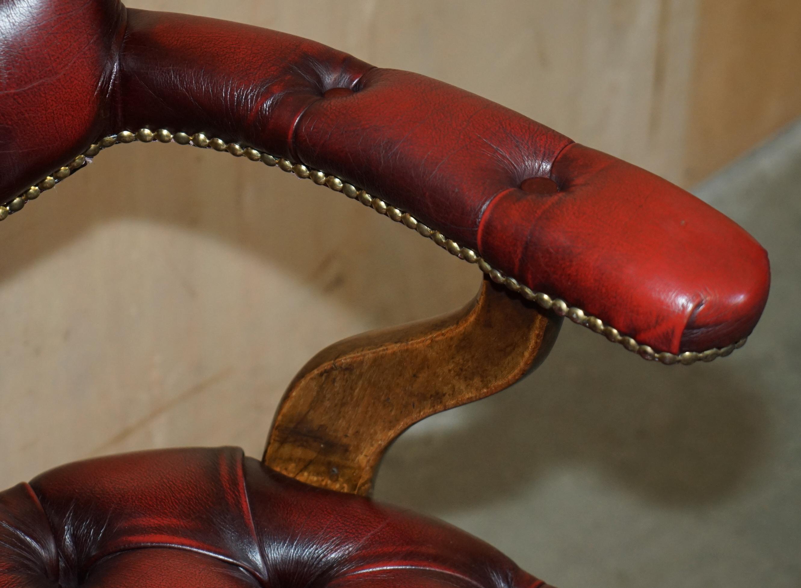 Cuir FINE ANTIQUE CHESTERFIELD TUFTED OXBLOOD CAPTAINS SWIVEL CHAIR EN CUIR DE CHESTERFIELD en vente