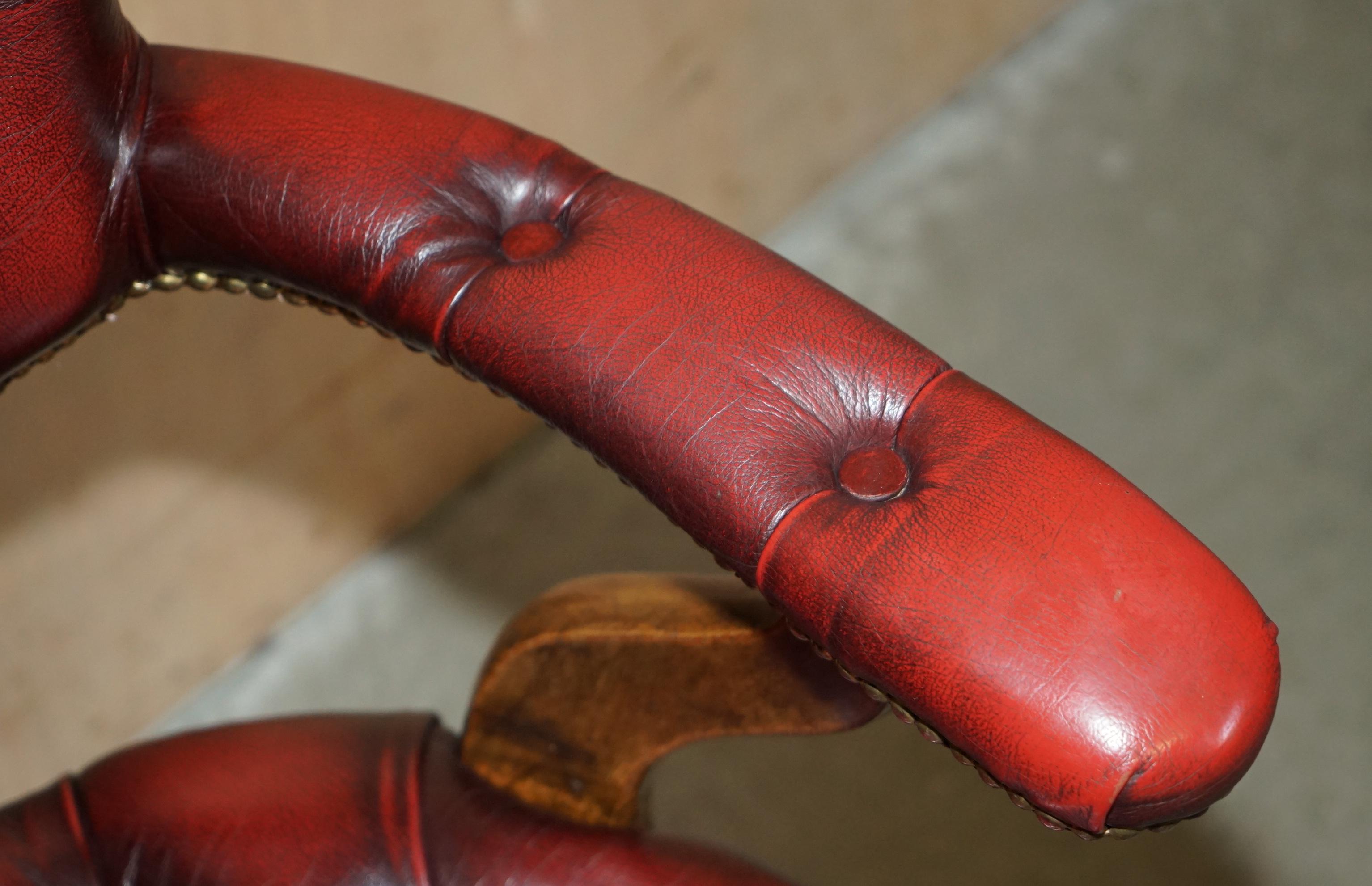 FINE ANTIQUE CHESTERFIELD TUFTED OXBLOOD CAPTAINS SWIVEL CHAIR EN CUIR DE CHESTERFIELD en vente 1