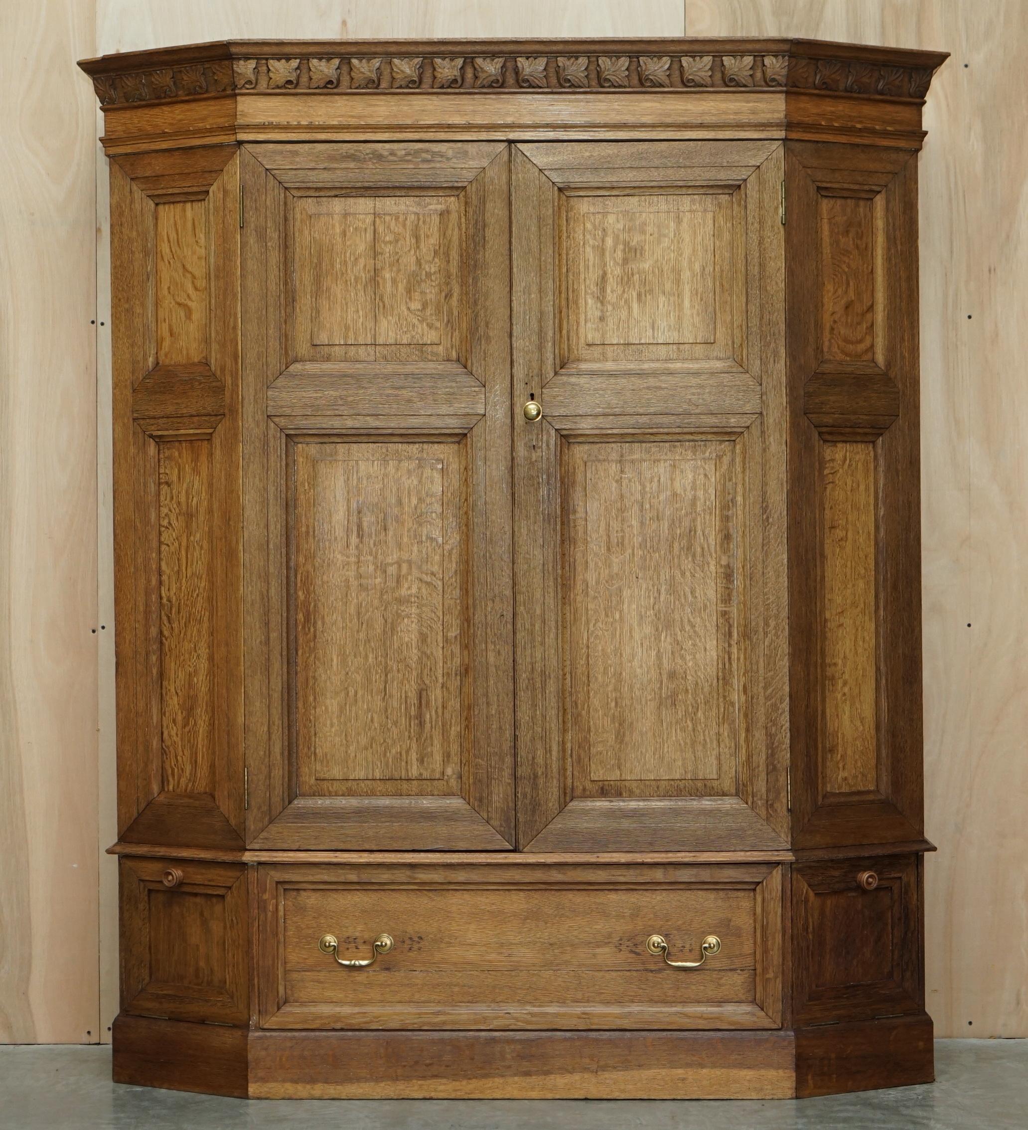 Nous sommes ravis d'offrir à la vente cette superbe armoire de ménage en pin de l'époque victorienne pour le linge ou les pots.

Il s'agit d'une pièce très charmante et hautement collectionnable, l'un des plus grands exemples que j'ai rencontrés,