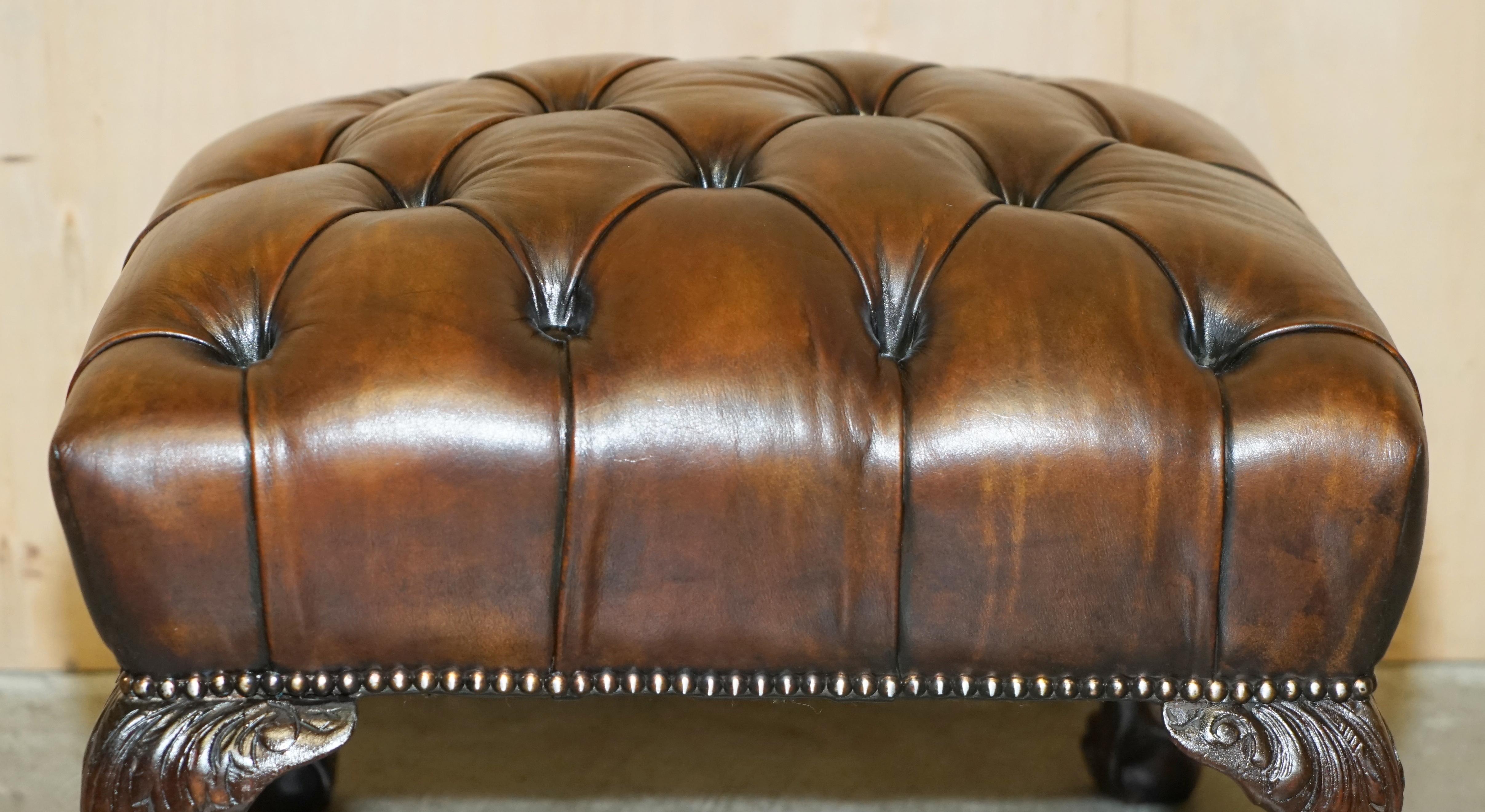 English FINE ANTIQUE ViCTORIAN CLAW & BALL BROWN LEATHER RESTORED CHESTERFIELD FOOTSTOOL For Sale