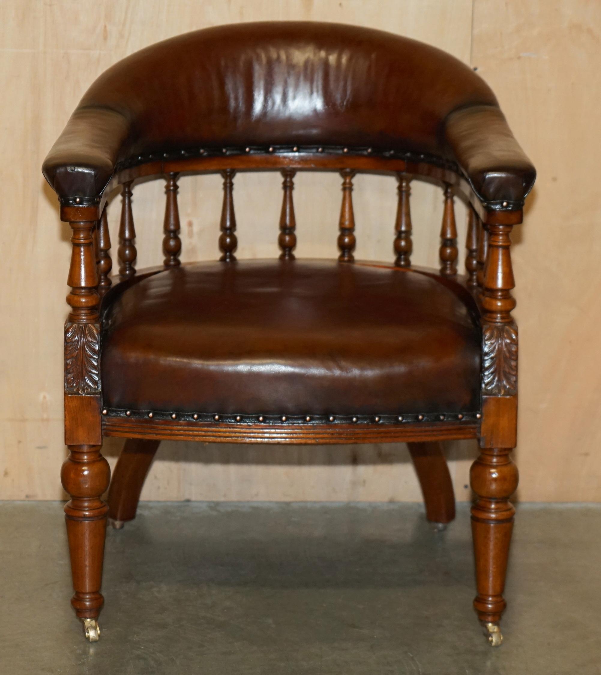 Casa Reale Antiquariato

Royal House Antiques è lieta di offrire in vendita questa deliziosa poltrona Chesterfield da capitano o da regista, in pelle marrone sigaro, completamente restaurata e tinta a mano.

Le spese di spedizione indicate sono solo