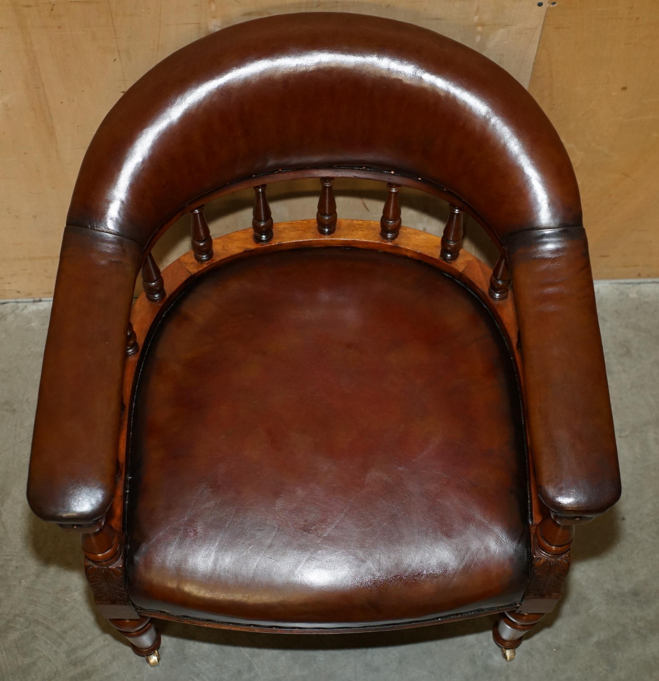 Vittoriano SEDIA DI CAPITANO DI CHEsterfield IN PELLE MARRONE FINE ANTICA VITTORIANA COMPLETAMENTE RISTRUTTURATA in vendita