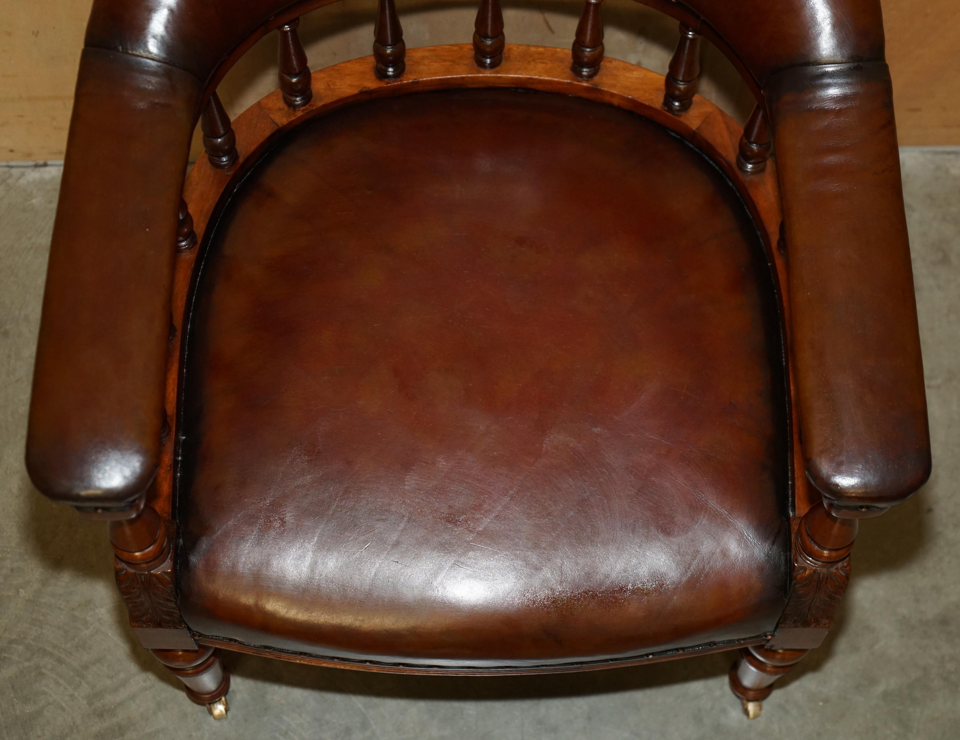 Inglese SEDIA DI CAPITANO DI CHEsterfield IN PELLE MARRONE FINE ANTICA VITTORIANA COMPLETAMENTE RISTRUTTURATA in vendita