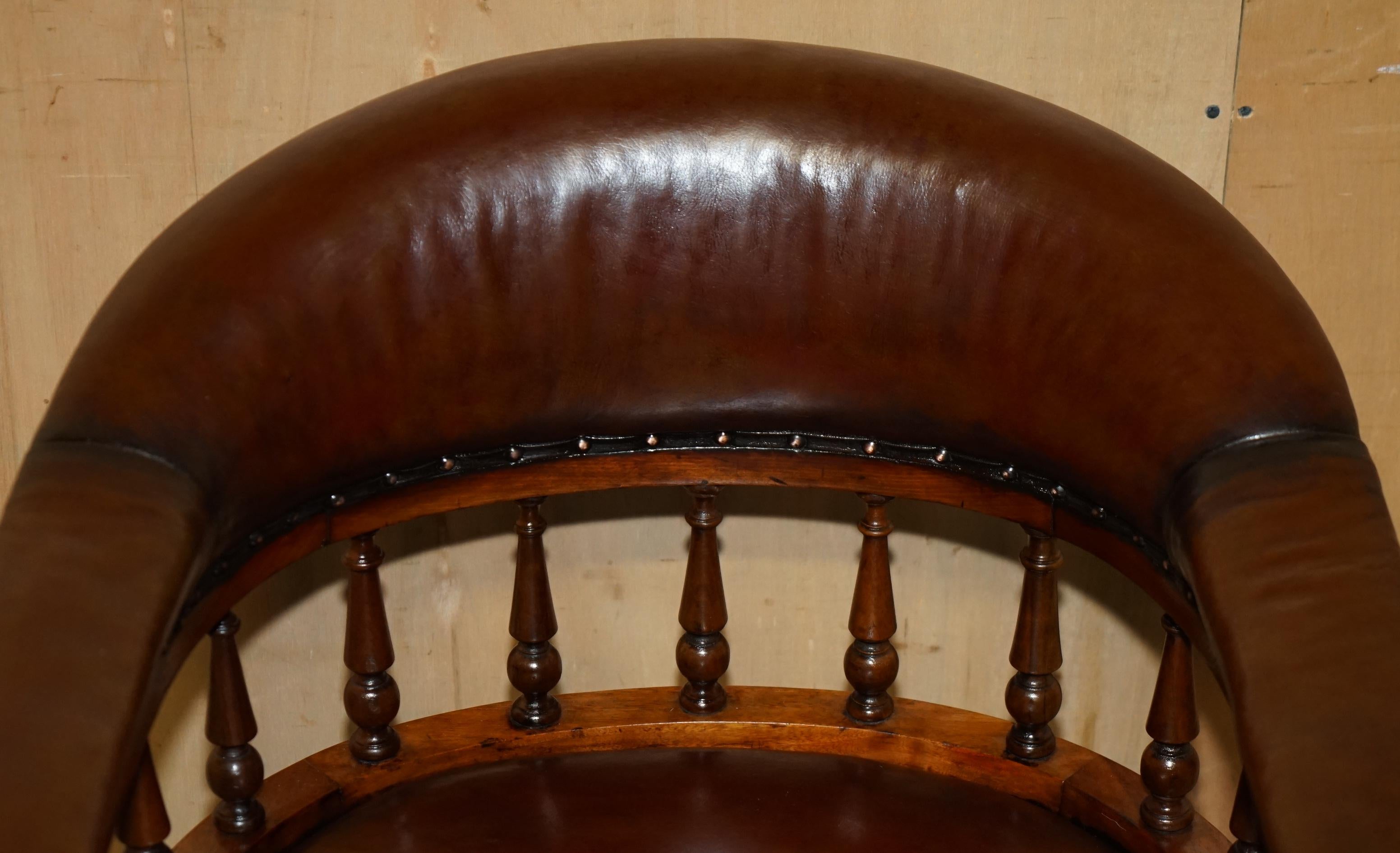 Fatto a mano SEDIA DI CAPITANO DI CHEsterfield IN PELLE MARRONE FINE ANTICA VITTORIANA COMPLETAMENTE RISTRUTTURATA in vendita