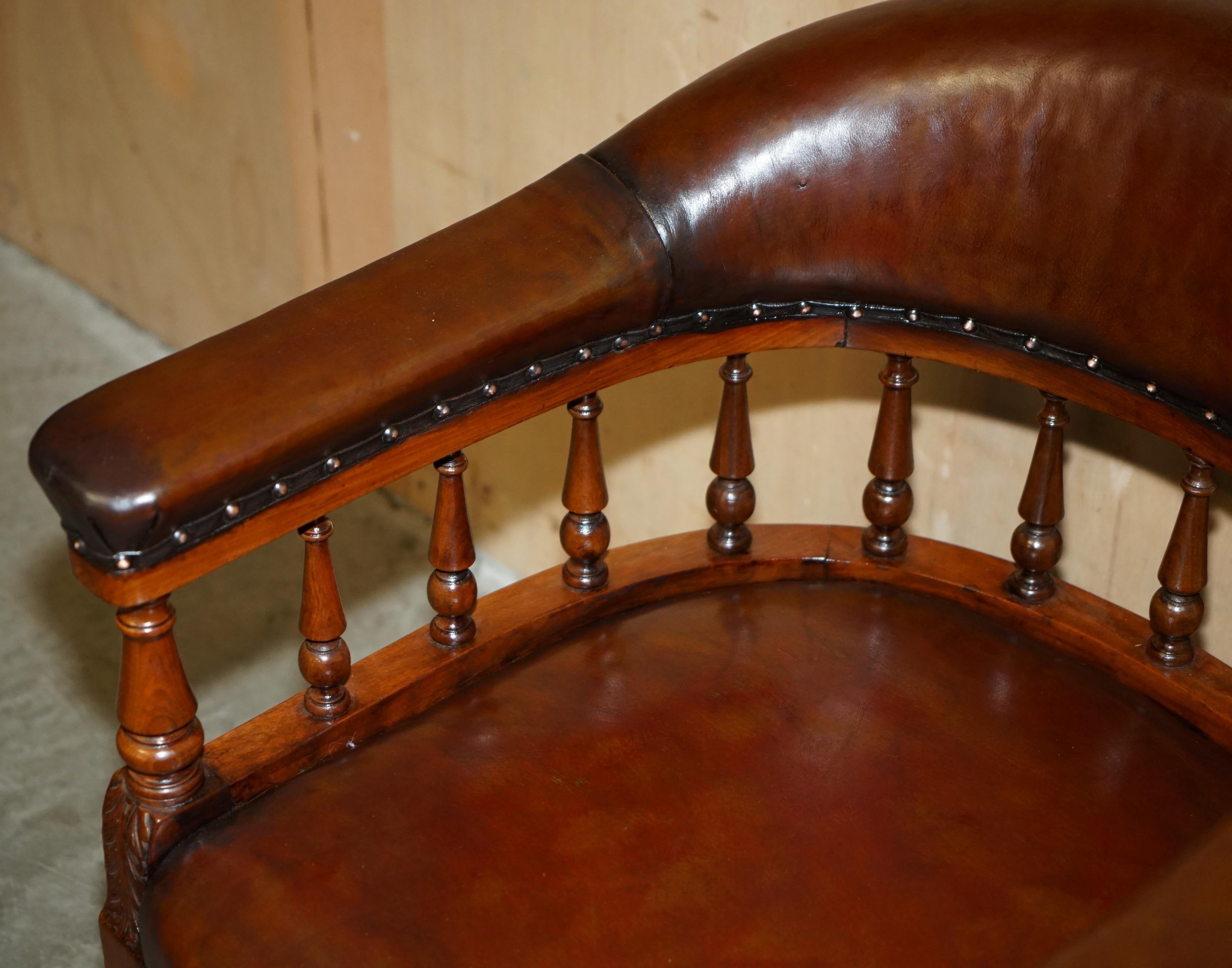 SEDIA DI CAPITANO DI CHEsterfield IN PELLE MARRONE FINE ANTICA VITTORIANA COMPLETAMENTE RISTRUTTURATA In condizioni buone in vendita a West Sussex, Pulborough