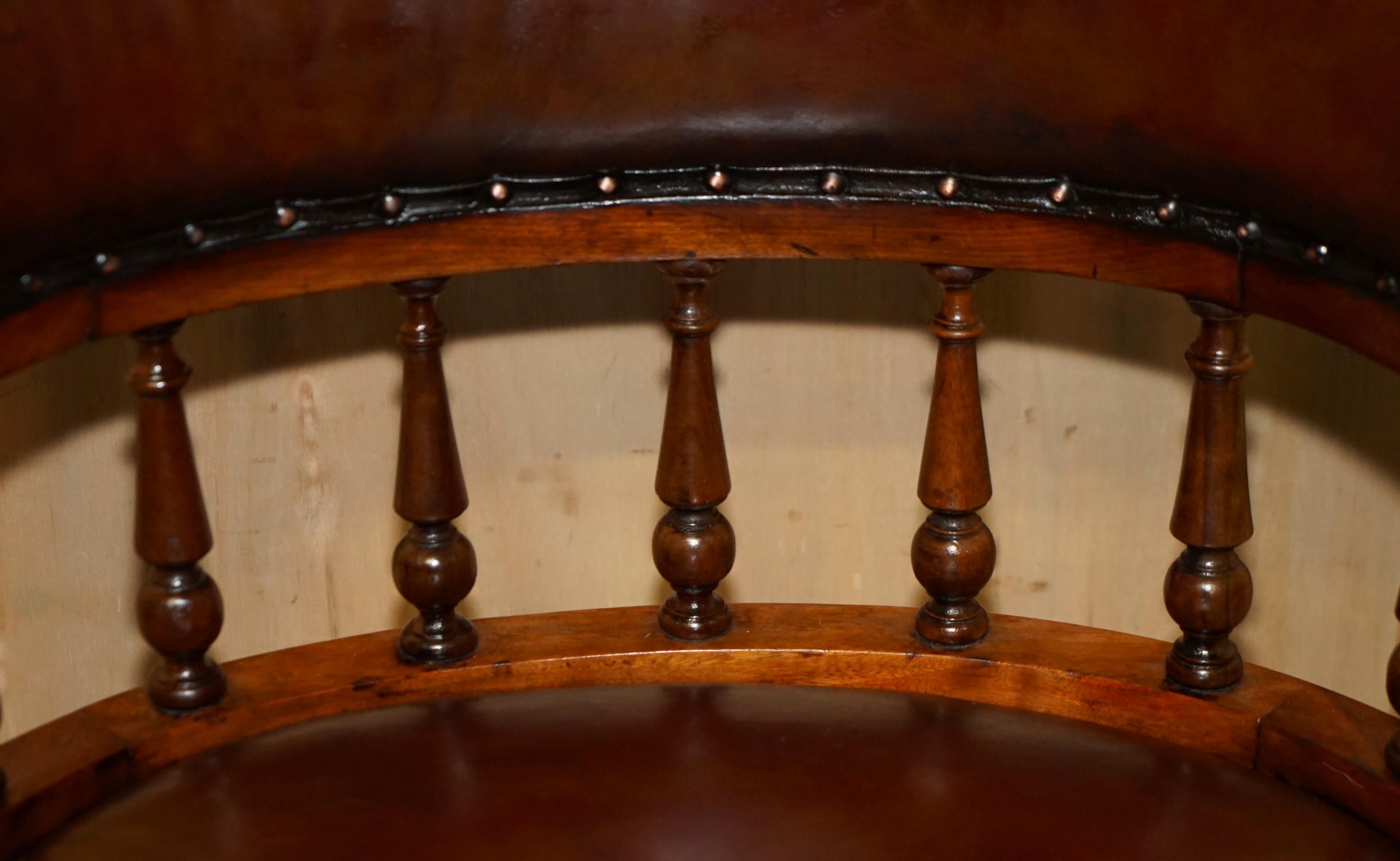 Fine XIX secolo SEDIA DI CAPITANO DI CHEsterfield IN PELLE MARRONE FINE ANTICA VITTORIANA COMPLETAMENTE RISTRUTTURATA in vendita