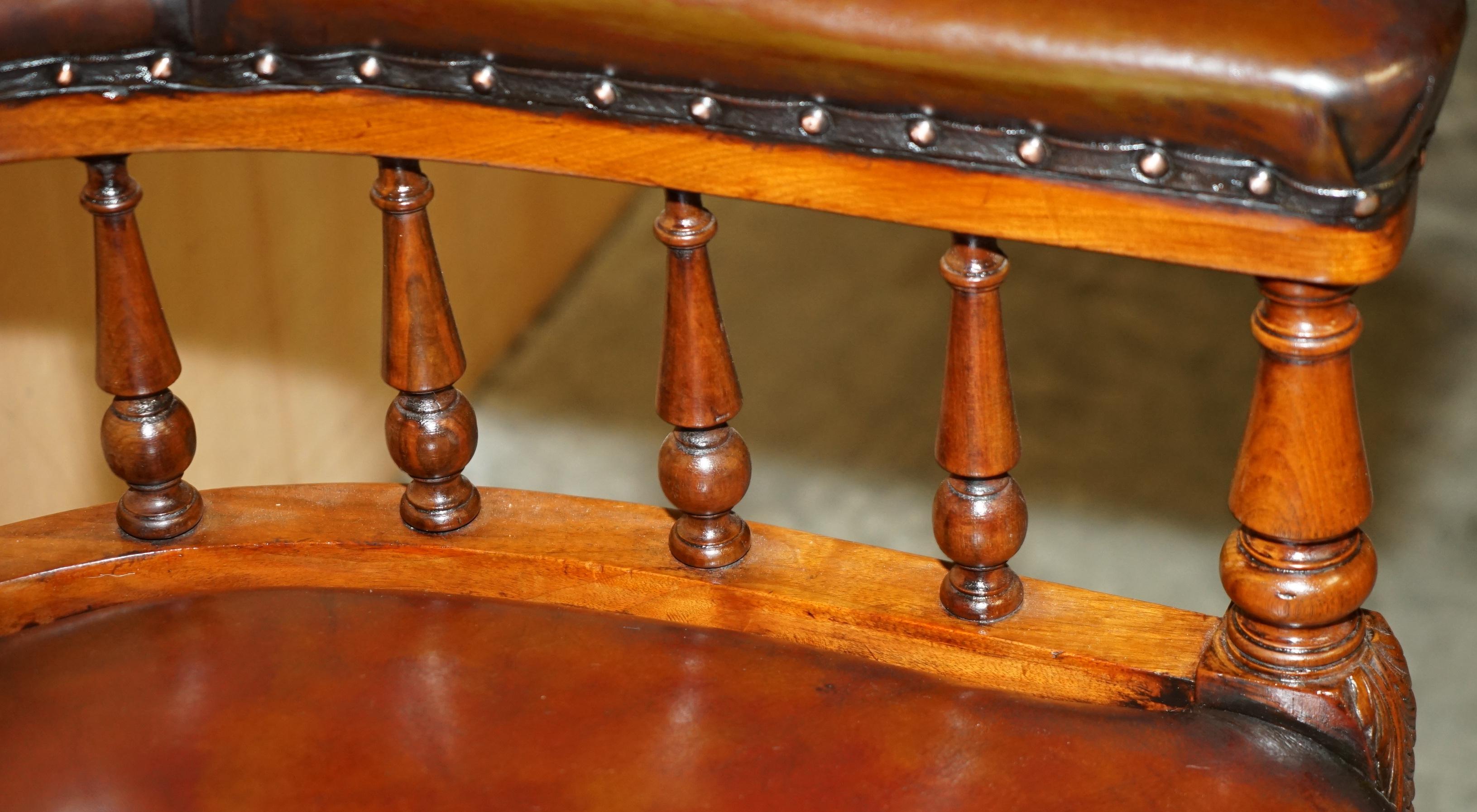 Pelle SEDIA DI CAPITANO DI CHEsterfield IN PELLE MARRONE FINE ANTICA VITTORIANA COMPLETAMENTE RISTRUTTURATA in vendita