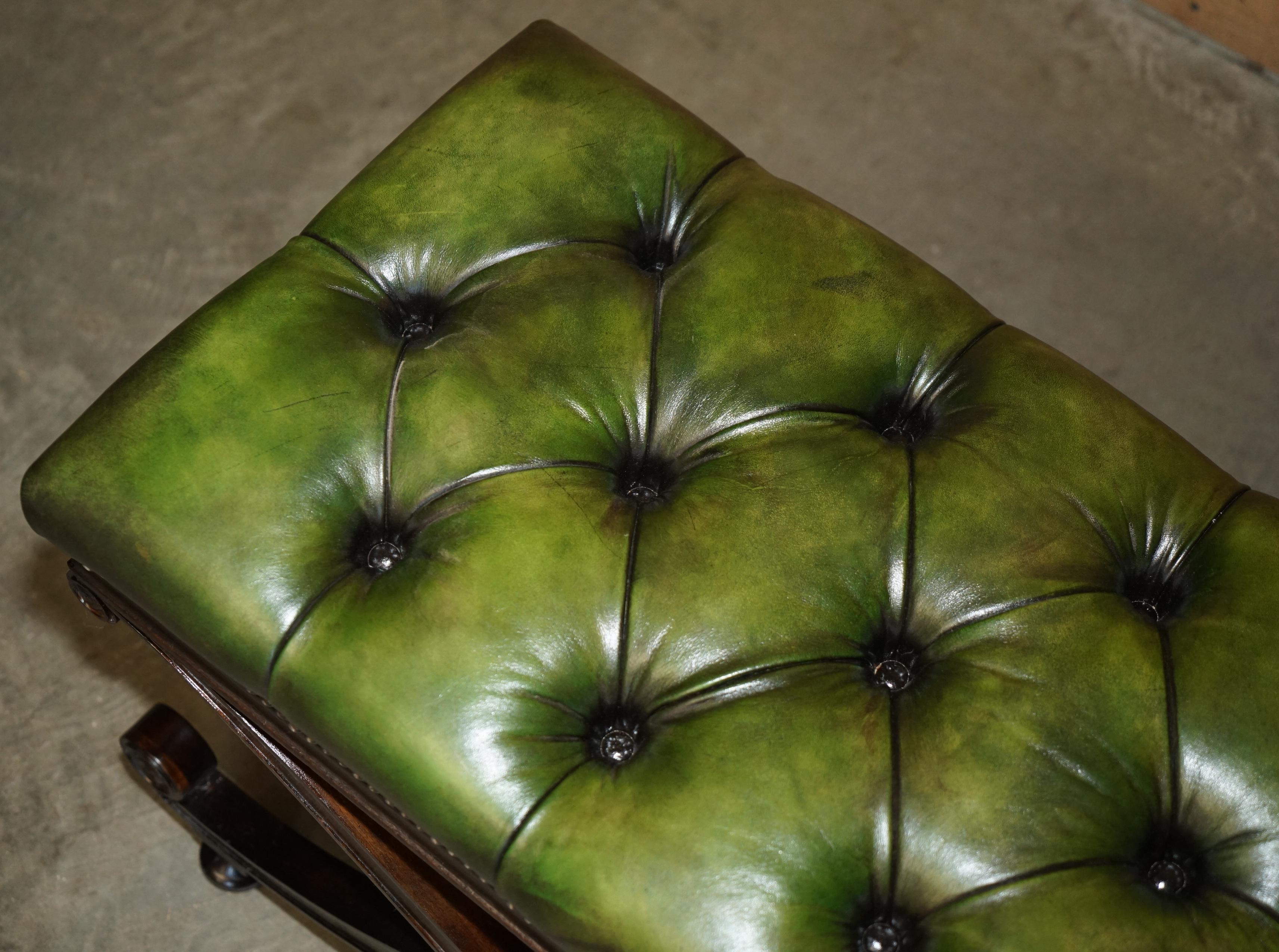 FINE ANTiQUE VICTORIAN GREEN LEATHER RESTORED CHESTERFIELD TUFTED FOOTSTOOL Hecho a mano en venta