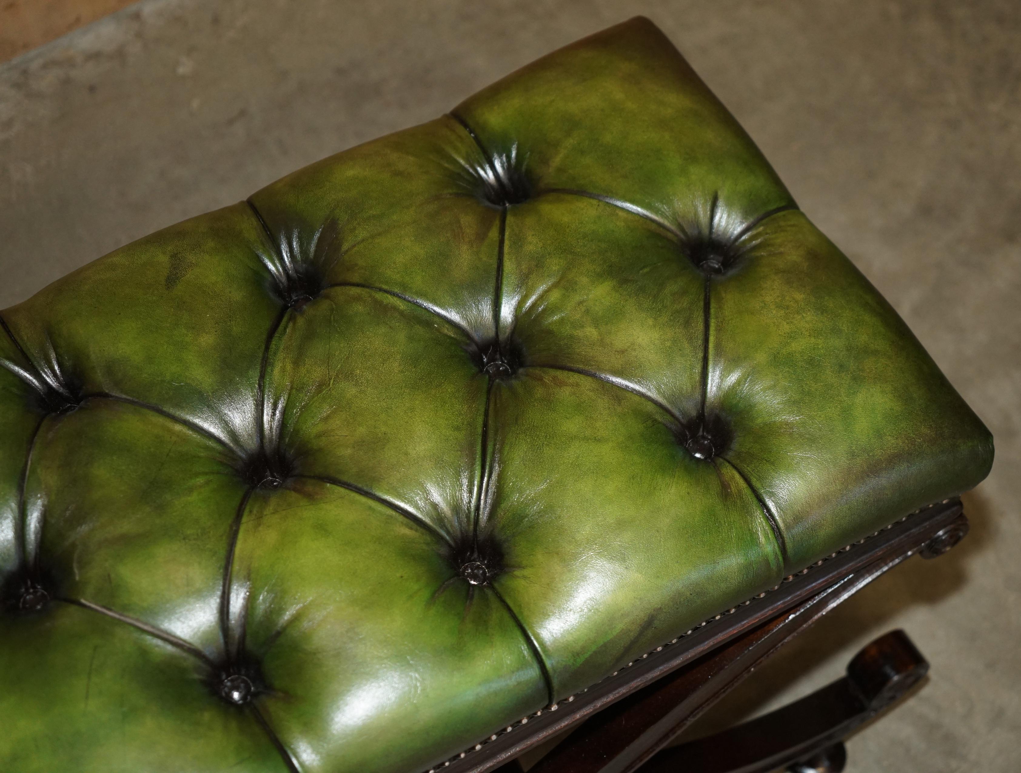 FINE ANTiQUE VICTORIAN GREEN LEATHER RESTORED CHESTERFIELD TUFTED FOOTSTOOL en Bueno estado para la venta en West Sussex, Pulborough