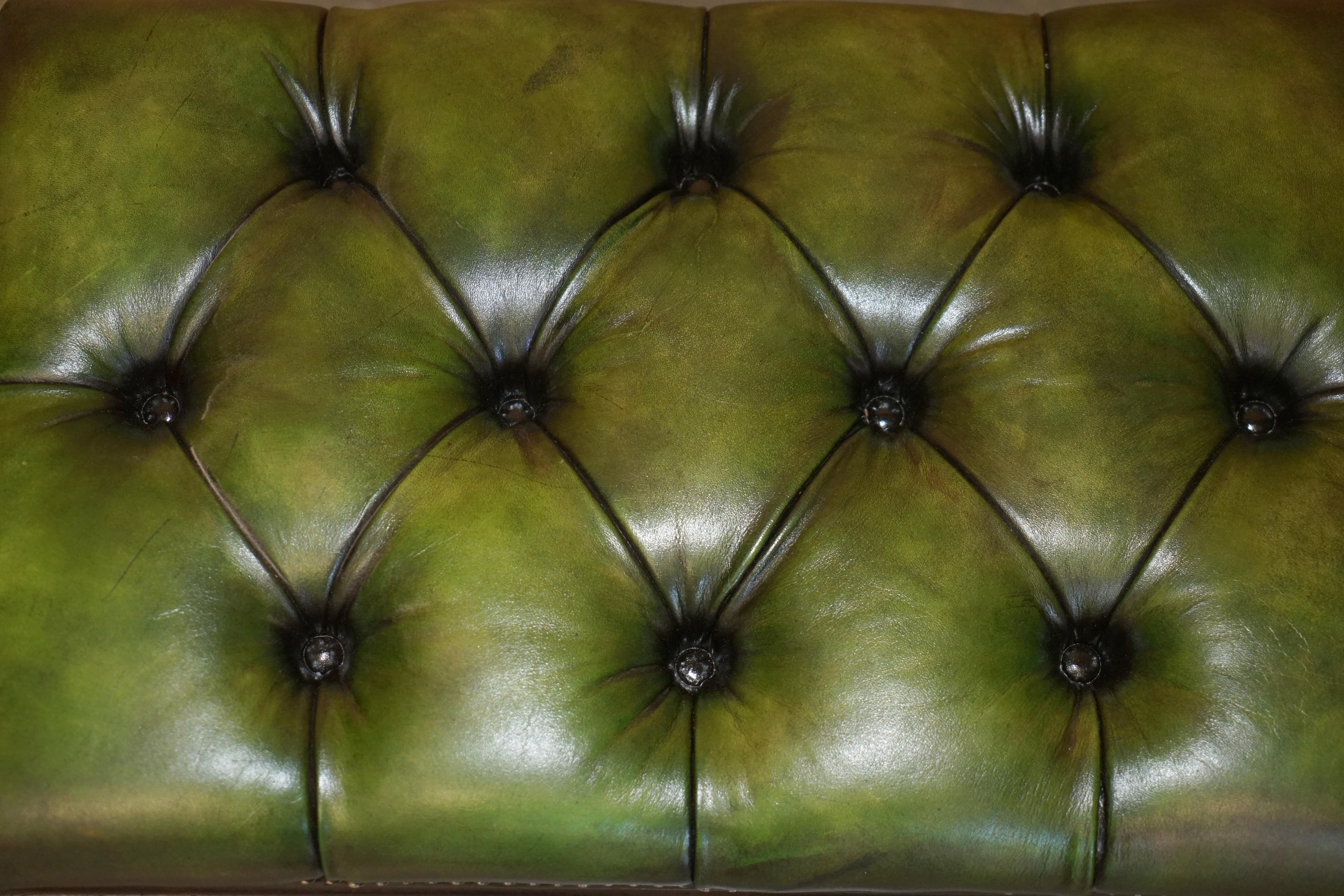 FINE ANTiQUE VICTORIAN GREEN LEATHER RESTORED CHESTERFIELD TUFTED FOOTSTOOL Fines del siglo XIX en venta