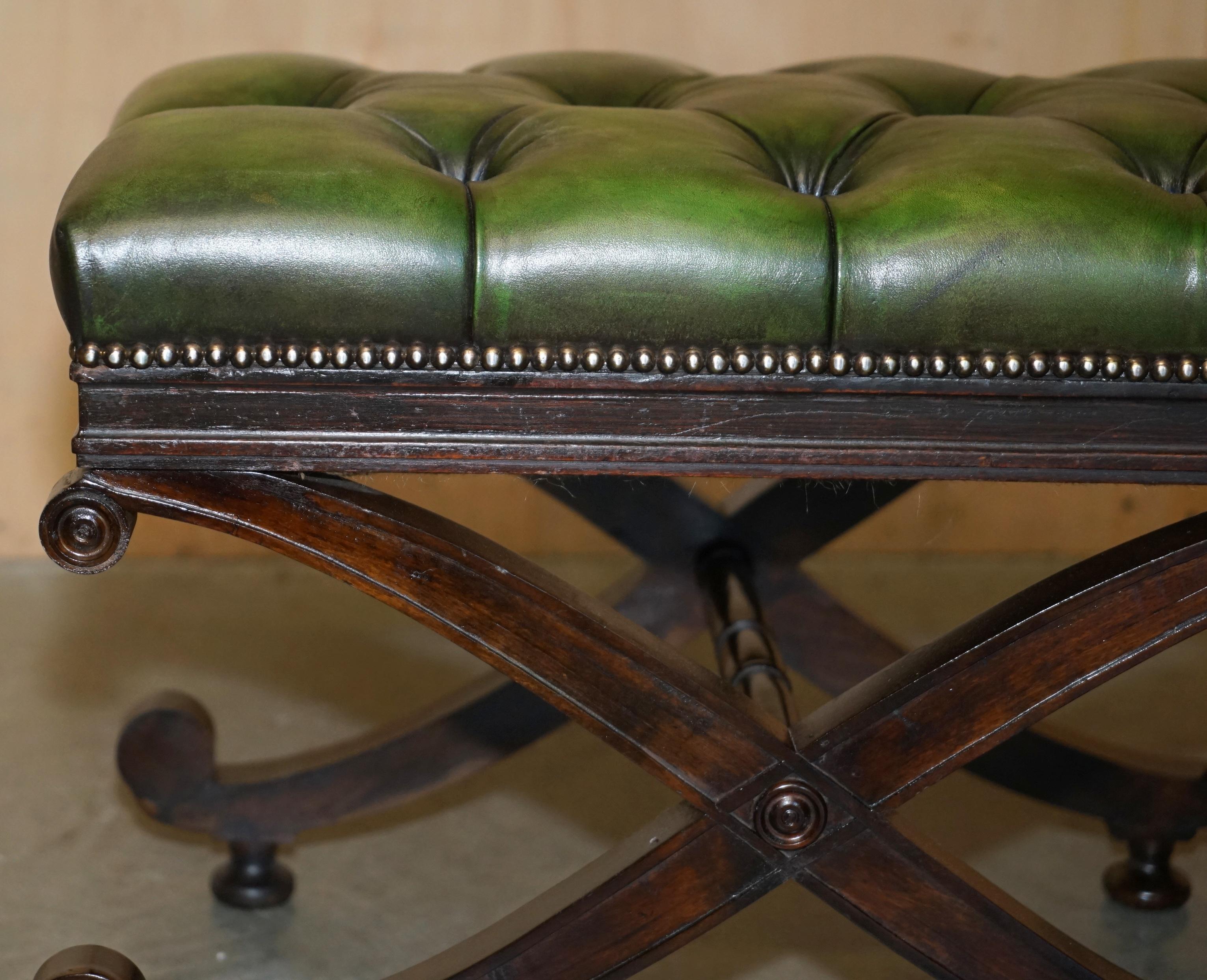 FINE ANTiQUE VICTORIAN GREEN LEATHER RESTORED CHESTERFIELD TUFTED FOOTSTOOL Cuero en venta
