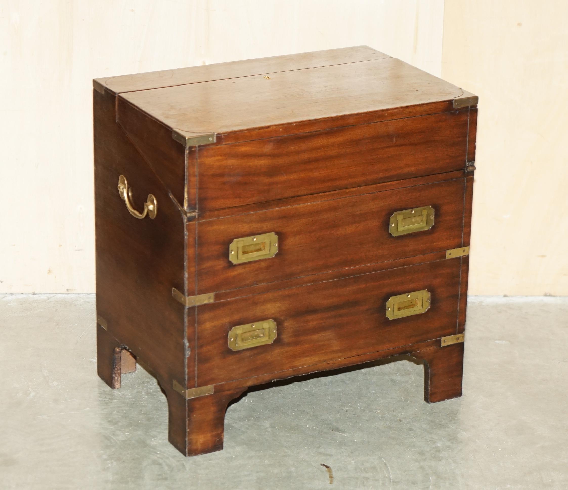 Royal House Antiques

Royal House Antiques a le plaisir d'offrir à la vente cette superbe table d'appoint victorienne circa 1880-1900 en acajou, avec tiroirs latéraux, qui abrite un meuble à boissons.

Veuillez noter que les frais de livraison