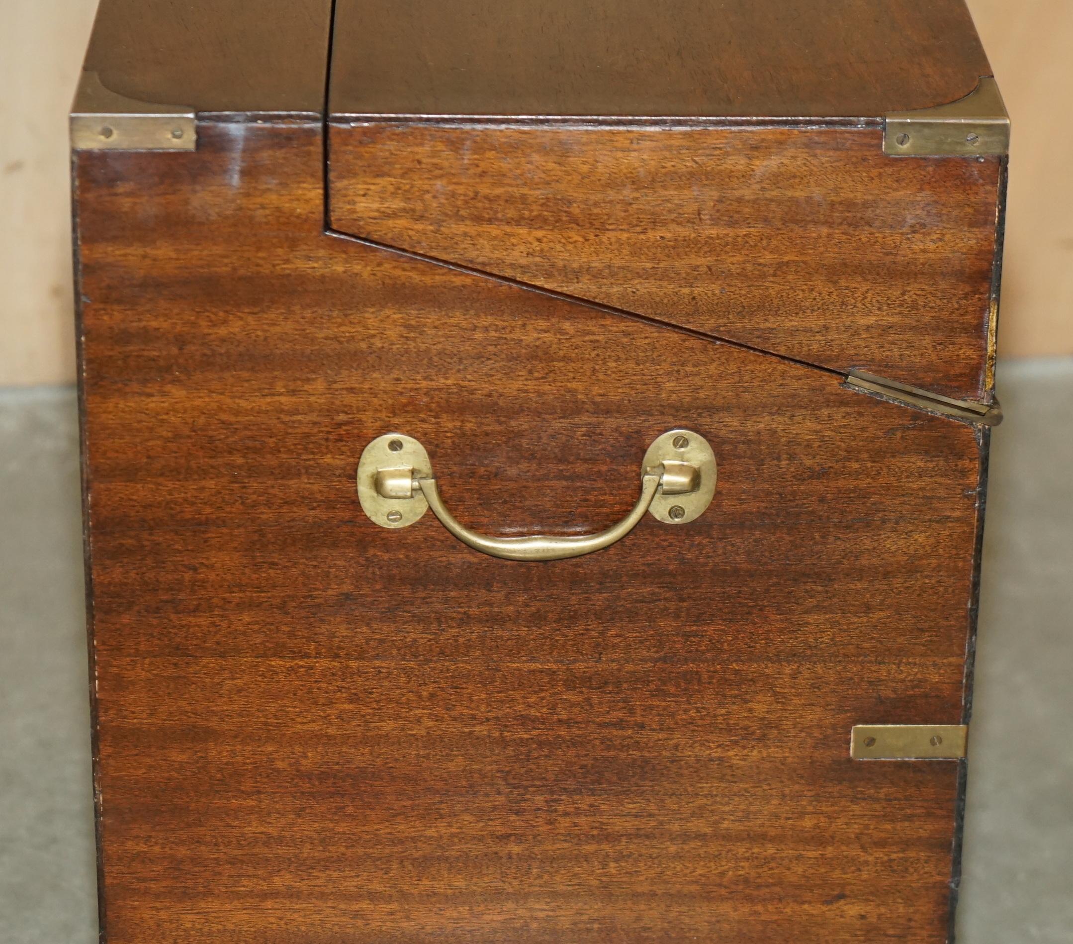 FiNE ANTIQUE VICTORIENNE EN BOIS DURS MILITAIRE CAMPAIGNANT BOITE A BOISSONS CACHÉE A L'INTERIEUR en vente 1