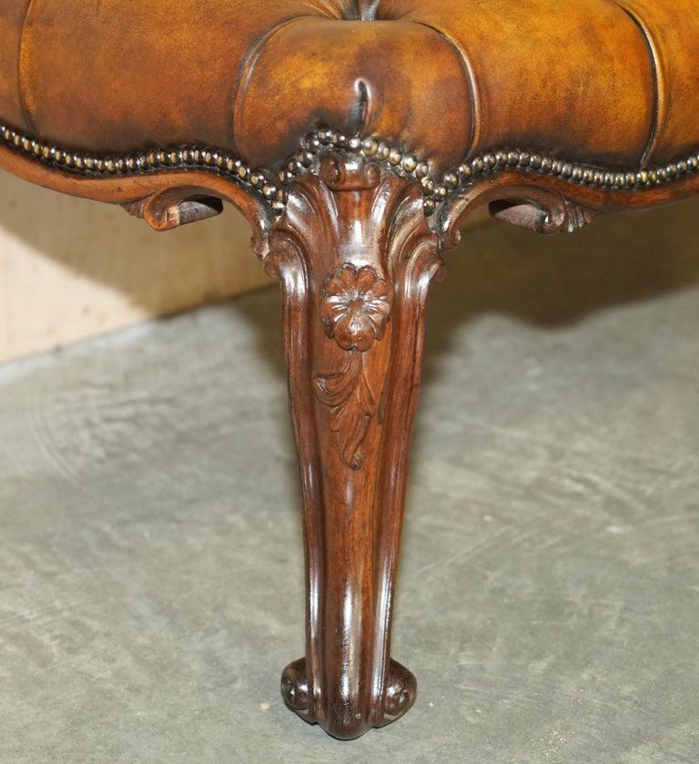 FINE ANTIQUE ViCTORIAN HARDWOOD SHOW FRAME CHESTERFIELD BROWN LEATHER FOOTSTOOL (Viktorianisch) im Angebot