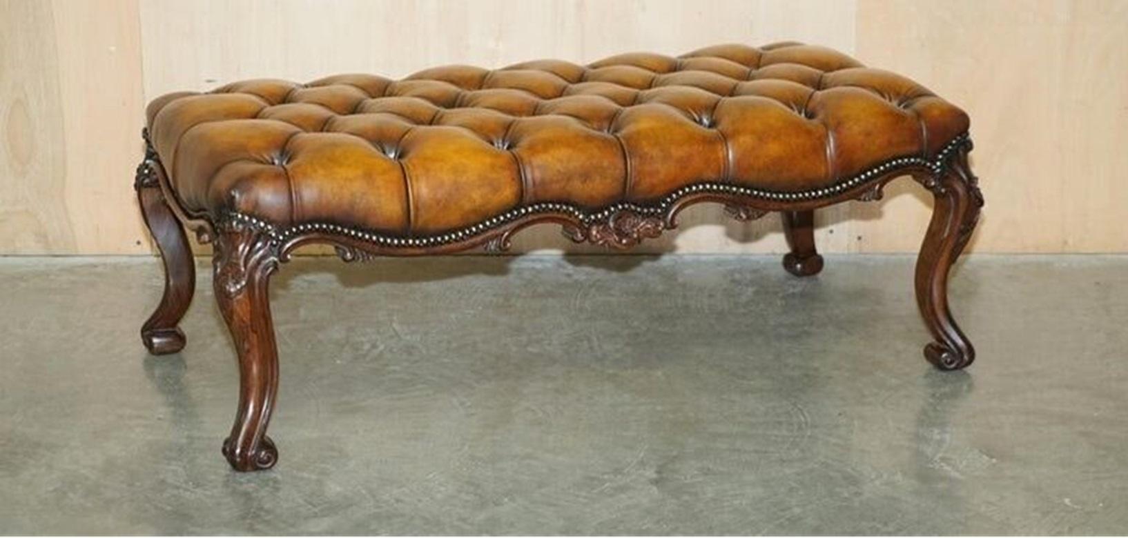 Royal House Antiques

Royal House Antiques ist erfreut, diese absolut atemberaubende vollständig restauriert Hand gefärbt Zigarre braunem Leder viktorianischen Chesterfield Hocker mit handgeschnitzten Show Frame Körper zum Verkauf anbieten 

Bitte