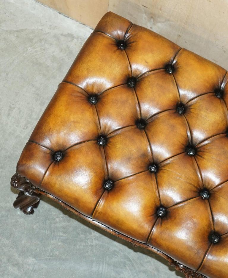 FINE ANTIQUE ViCTORIAN HARDWOOD SHOW FRAME CHESTERFIELD BROWN LEATHER FOOTSTOOL (19. Jahrhundert) im Angebot