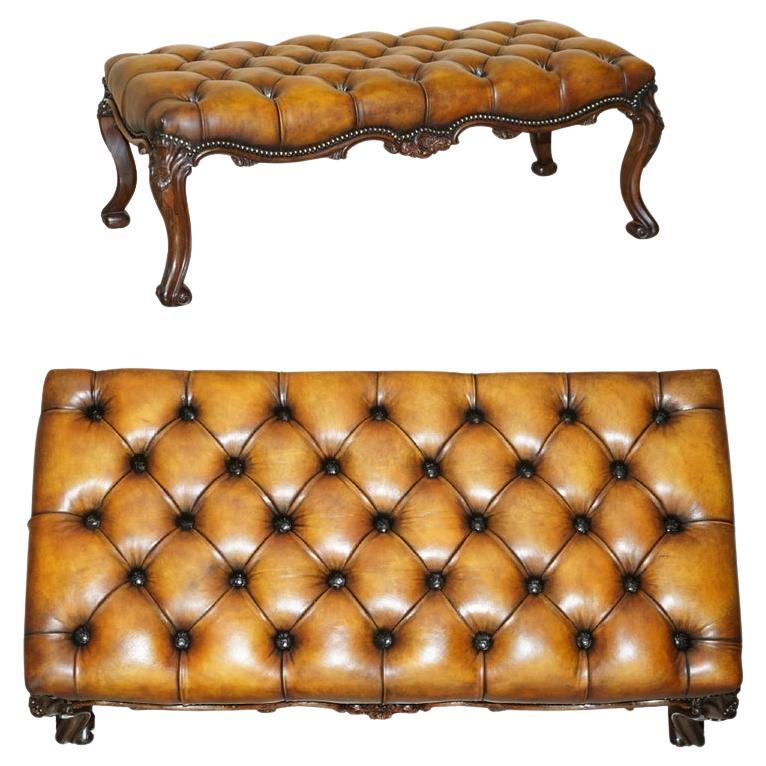 Fino taburete antiguo de madera dura viCToriana con marco de cuero marrón de chesterfield