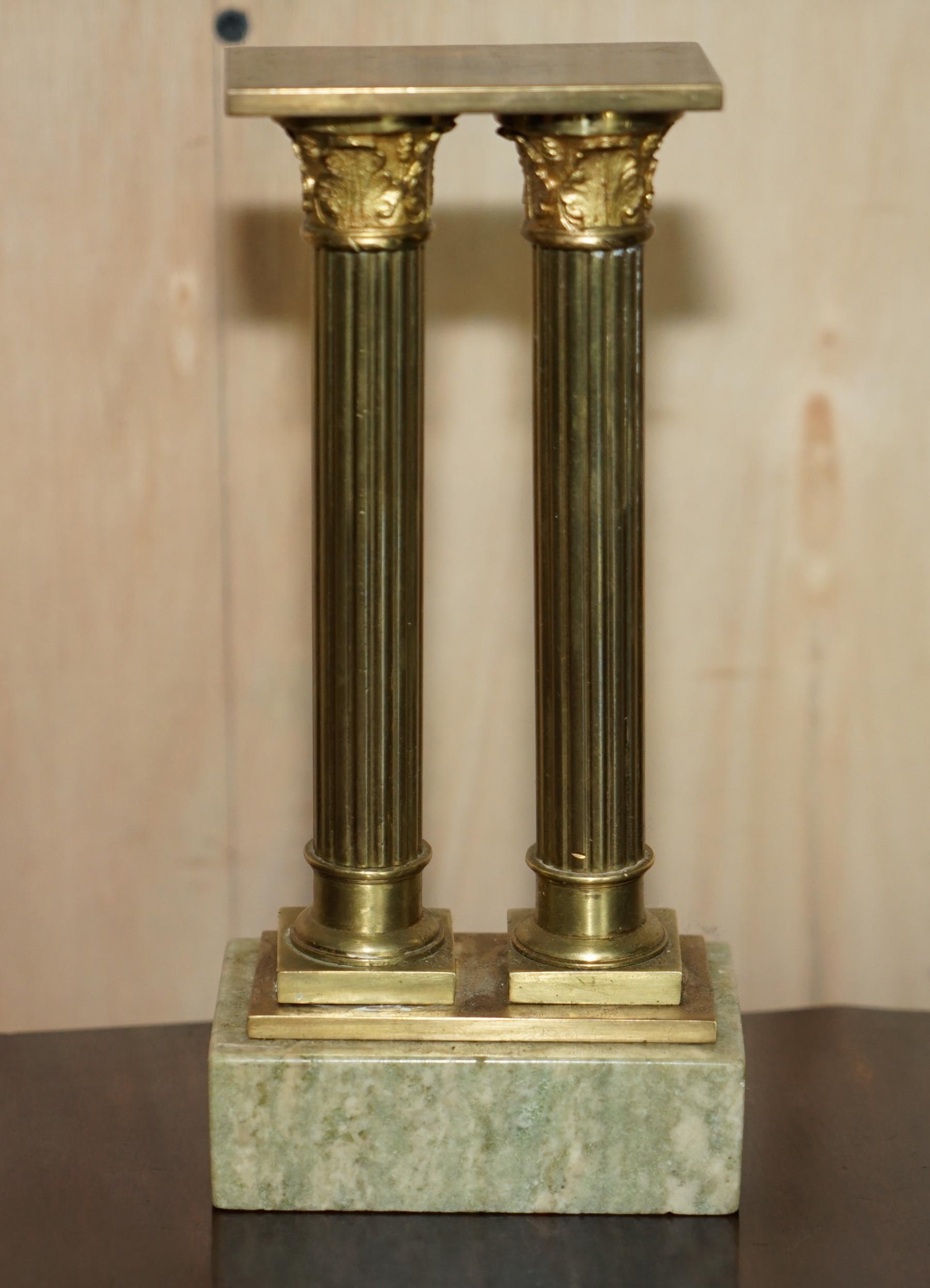 Belles colonnes de statues victoriennes anciennes en marbre et laiton avec piliers de statues romaines Grand Tour en vente 2