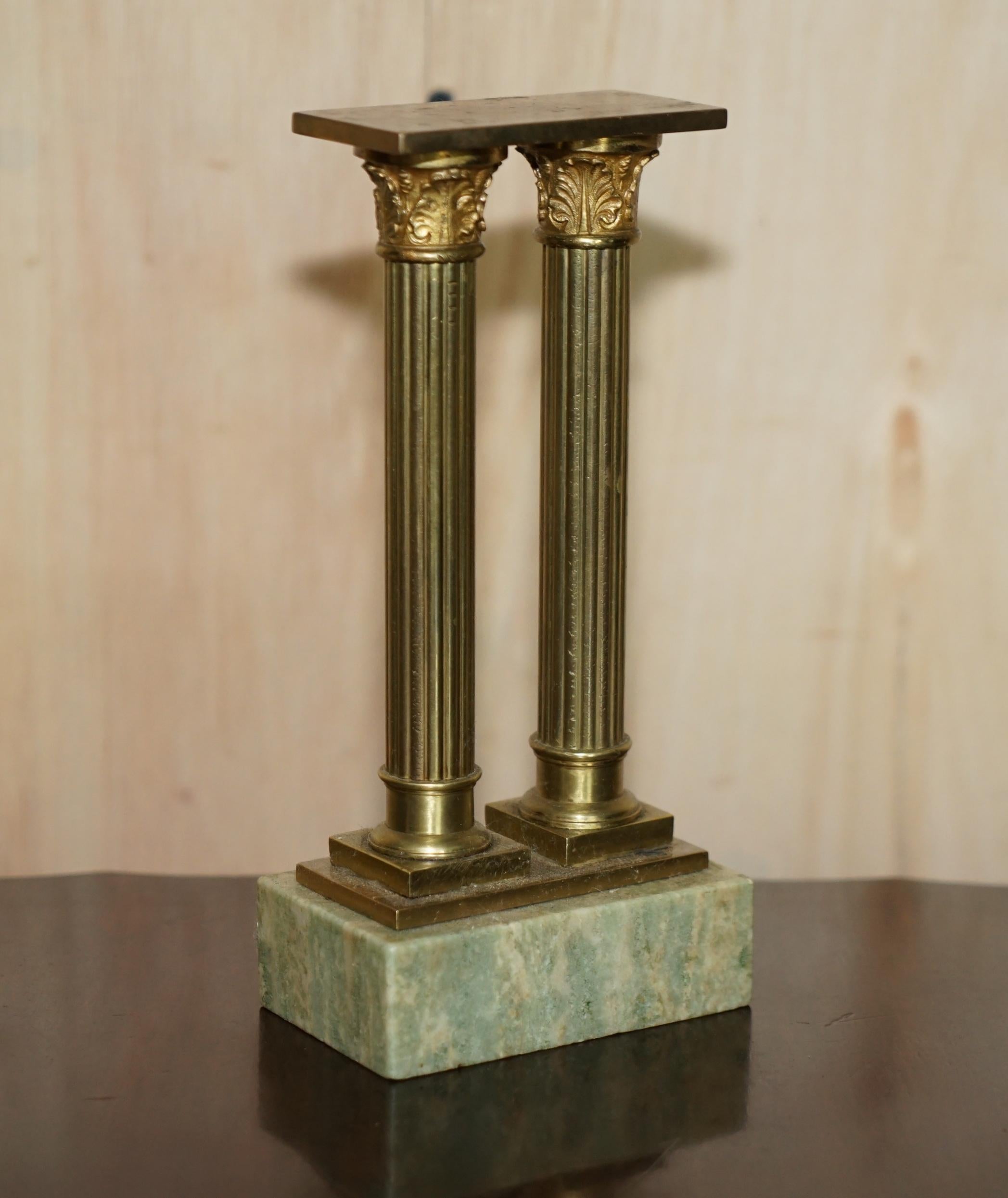 Belles colonnes de statues victoriennes anciennes en marbre et laiton avec piliers de statues romaines Grand Tour en vente 4