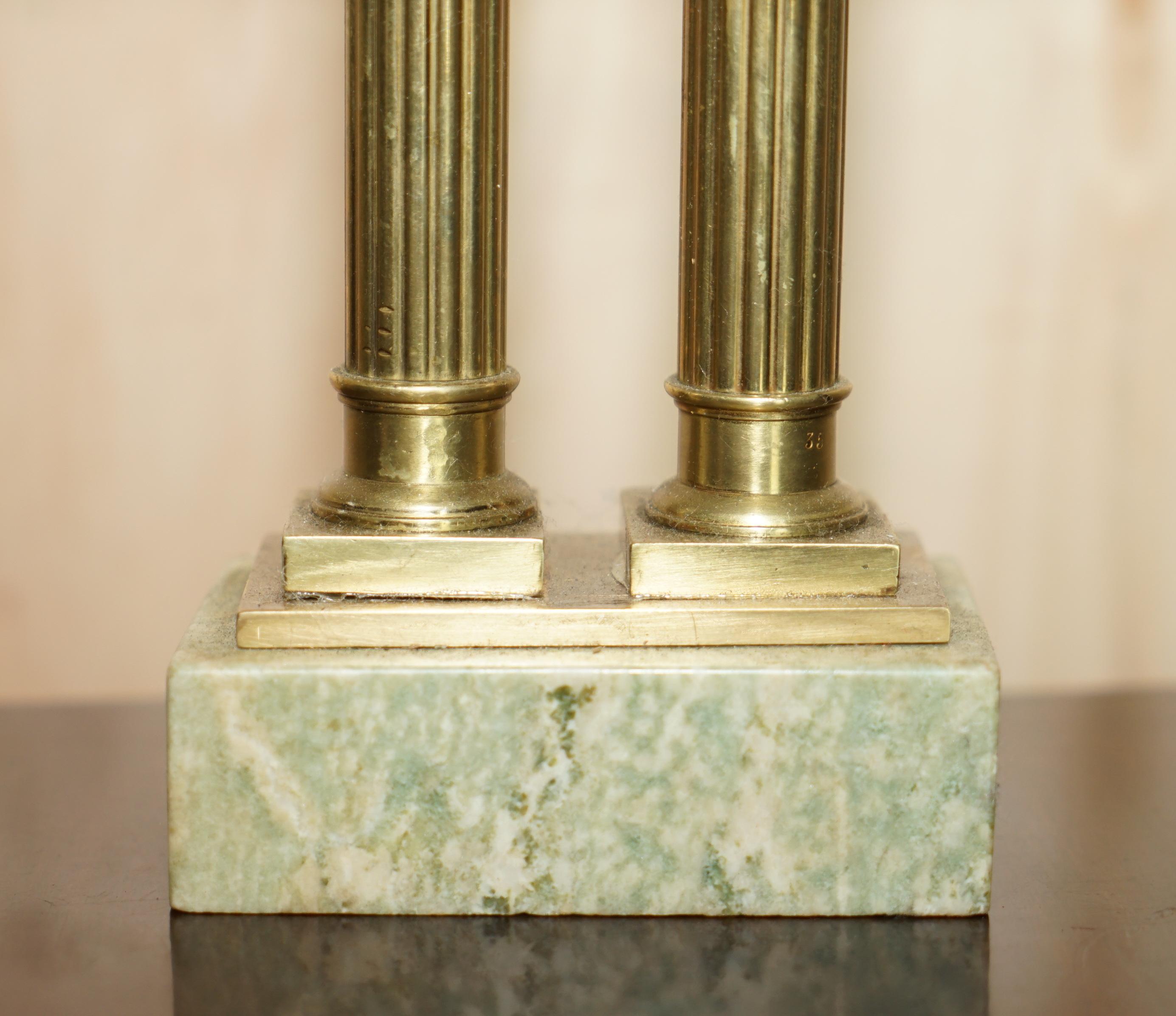 Belles colonnes de statues victoriennes anciennes en marbre et laiton avec piliers de statues romaines Grand Tour en vente 7