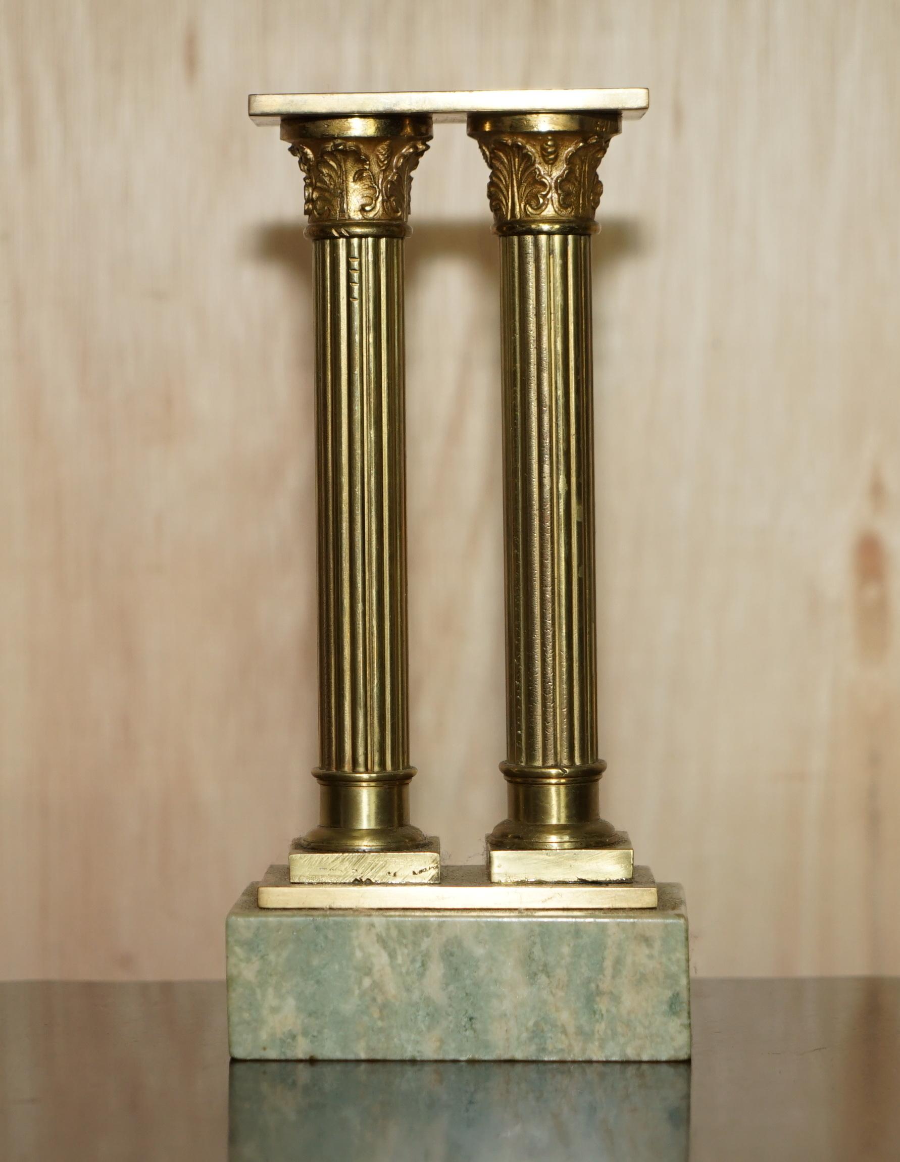 Belles colonnes de statues victoriennes anciennes en marbre et laiton avec piliers de statues romaines Grand Tour en vente 9