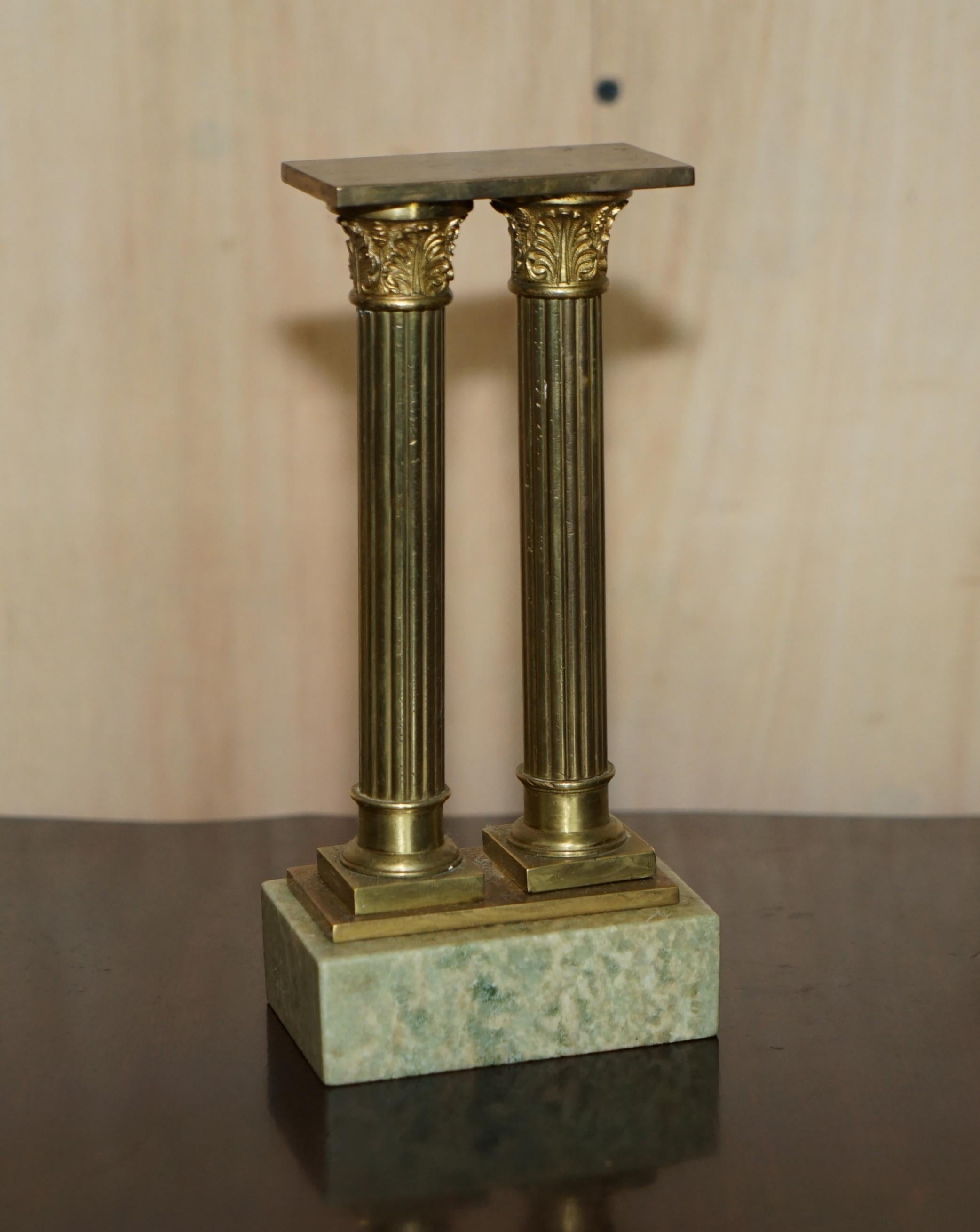 Wir sind erfreut, dieses äußerst sammelwürdige Paar originaler viktorianischer Marmor- und Messingstatuen der römischen Ruine zum Verkauf anzubieten.

Ein wundervolles Originalpaar in Schreibtischgröße und sehr sammelwürdig. Diese römischen Säulen