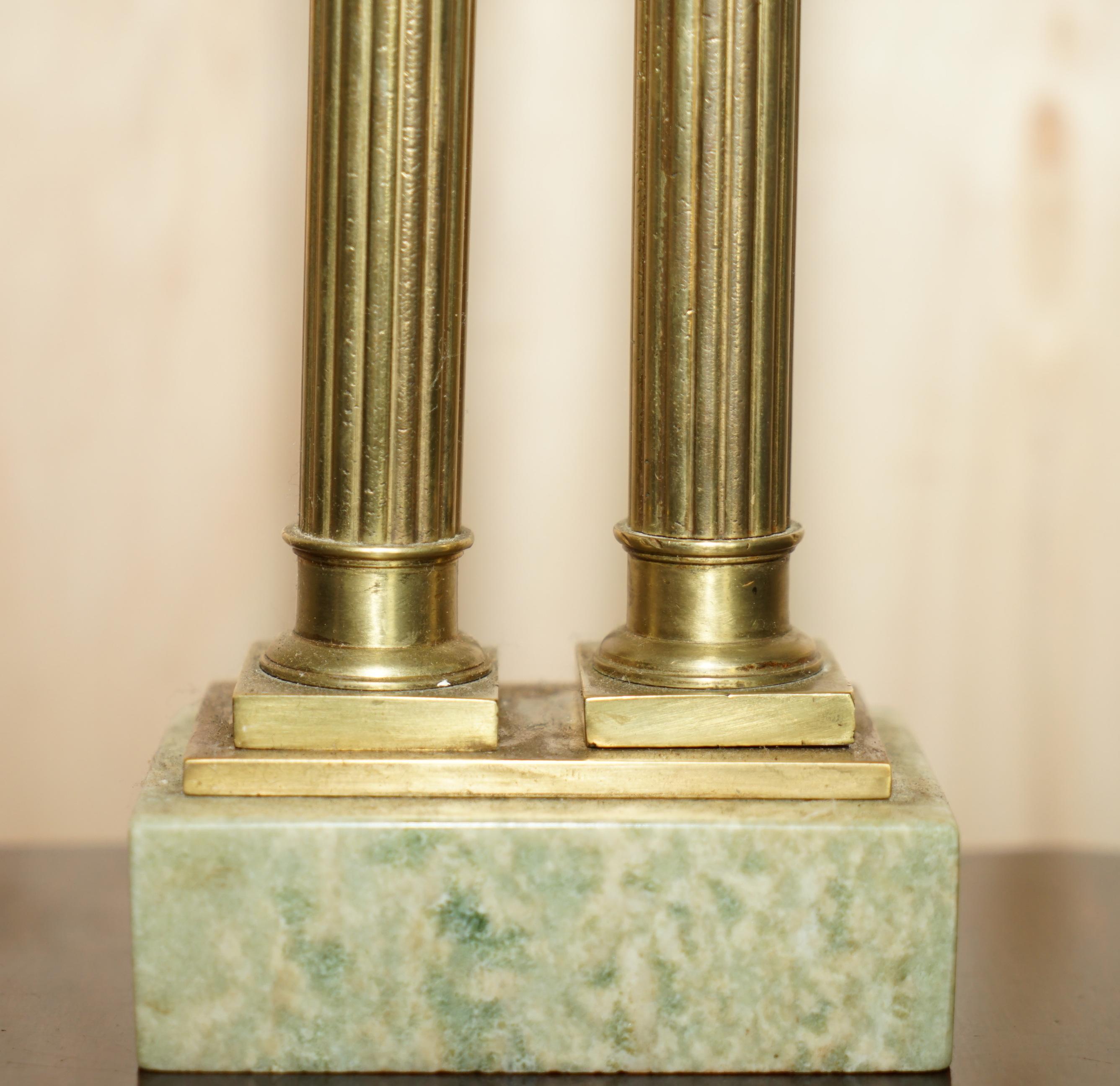 Fait main Belles colonnes de statues victoriennes anciennes en marbre et laiton avec piliers de statues romaines Grand Tour en vente