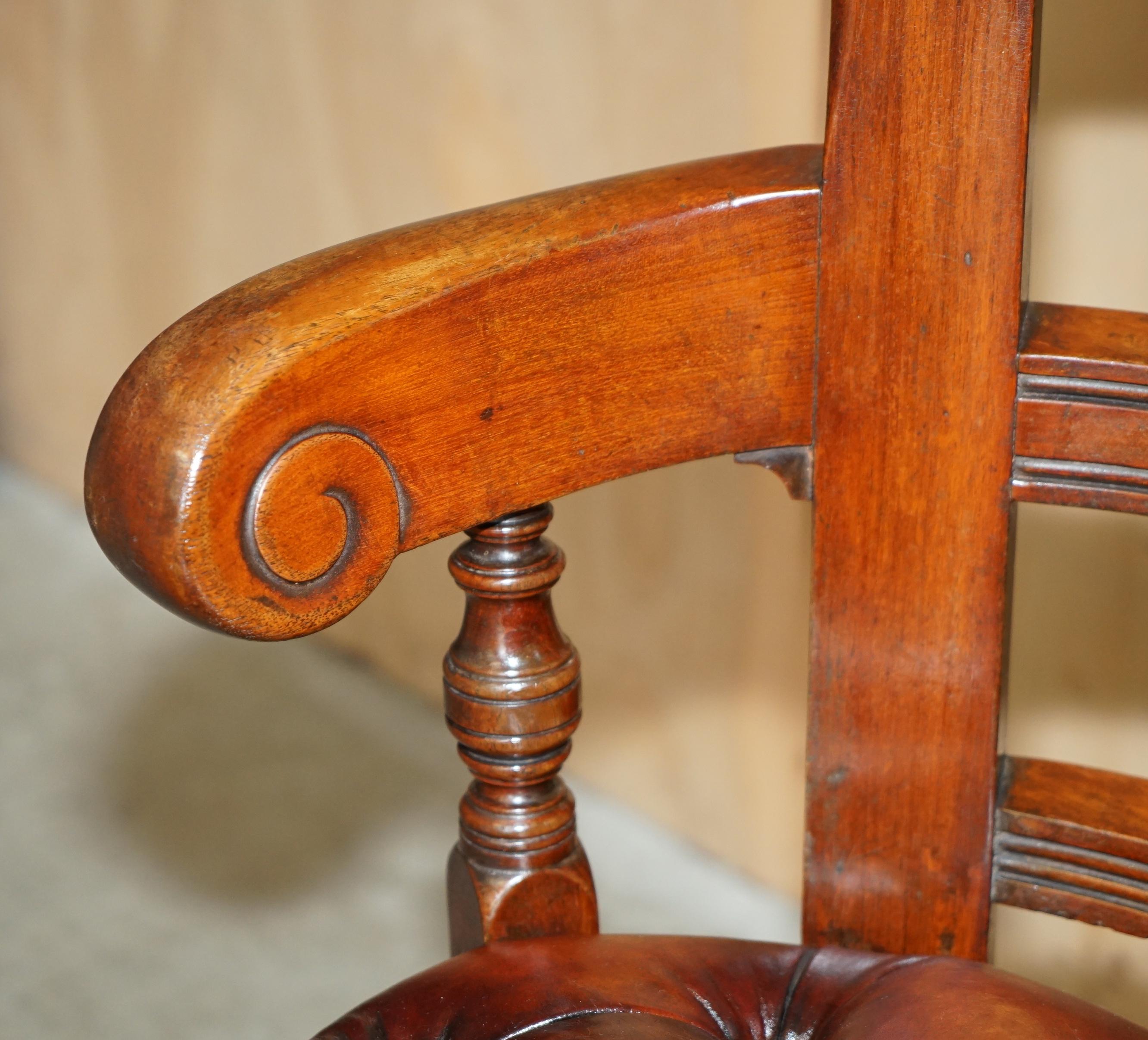 FINE ANTIQUE VICTORIAN RESTORED BROWN LEATHER CHESTERFIELD TUFTED CAPTAINS CHAiR im Angebot 2