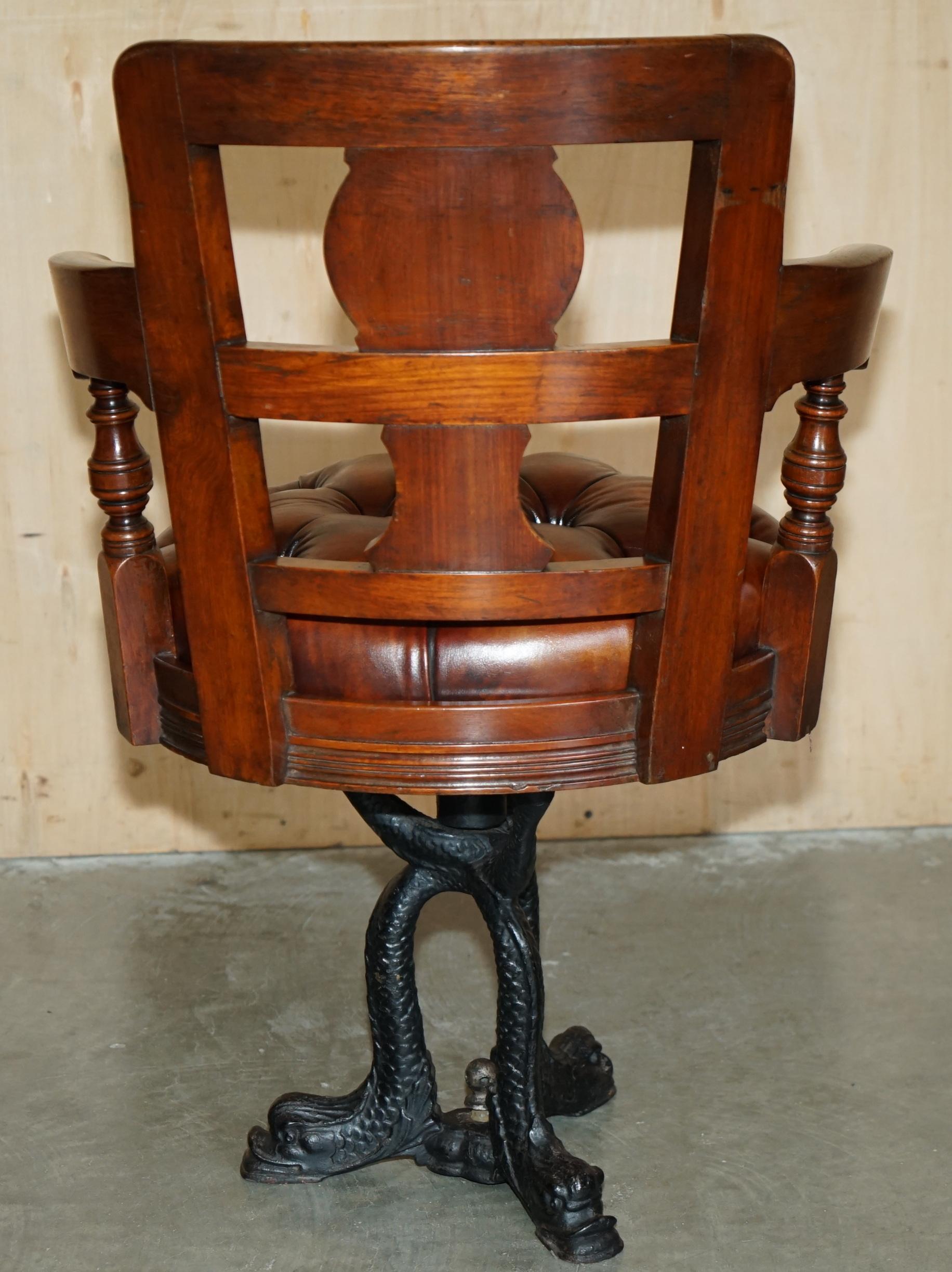 FINE ANTIQUE VICTORIAN RESTORED BROWN LEATHER CHESTERFIELD TUFTED CAPTAINS CHAiR im Angebot 8