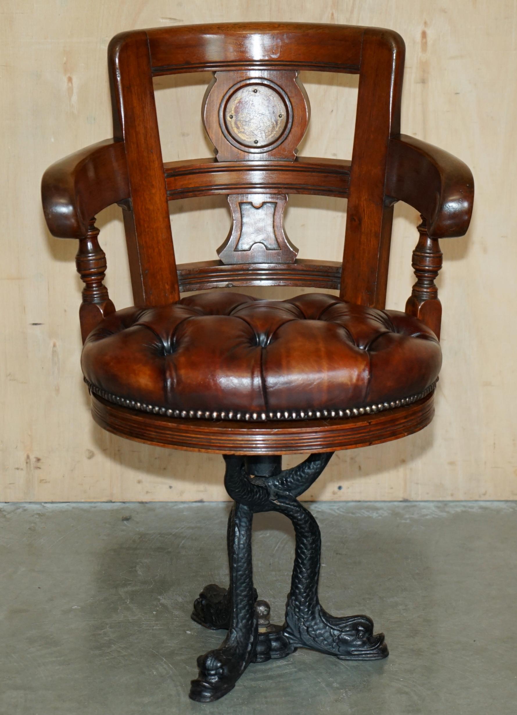 FINE ANTIQUE VICTORIAN RESTORED BROWN LEATHER CHESTERFIELD TUFTED CAPTAINS CHAiR (Frühviktorianisch) im Angebot