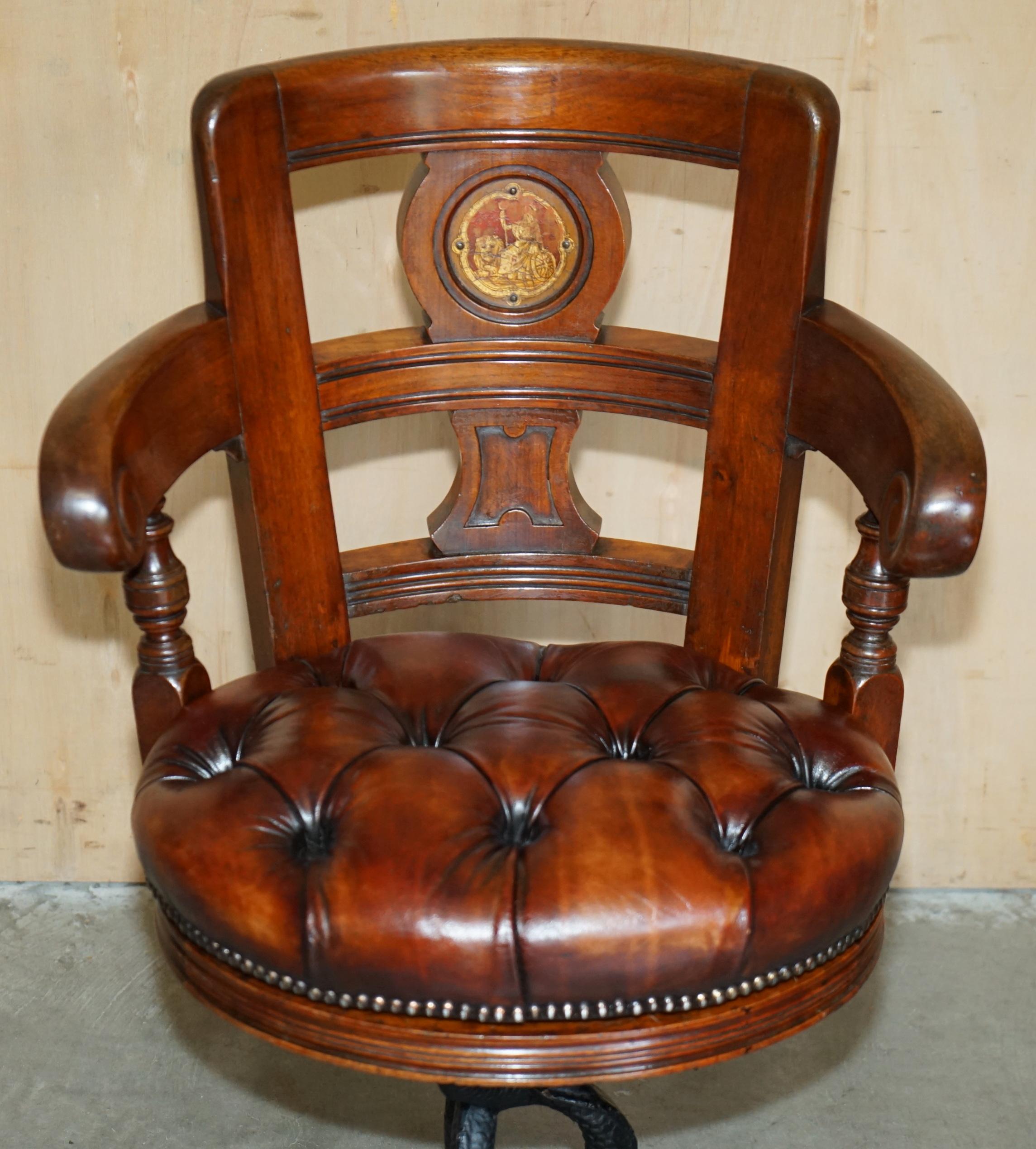 FINE ANTIQUE VICTORIAN RESTORED BROWN LEATHER CHESTERFIELD TUFTED CAPTAINS CHAiR (Englisch) im Angebot