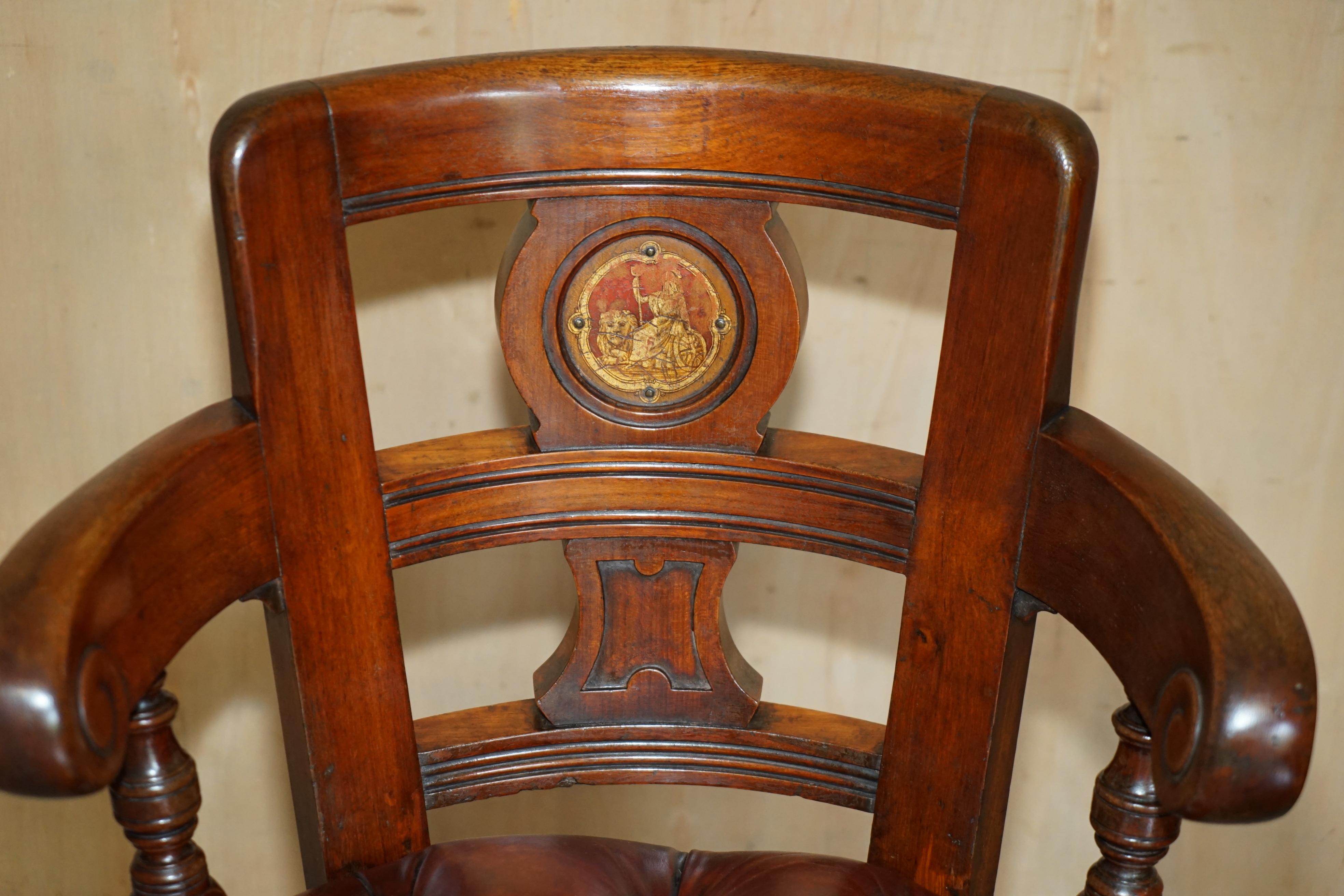 FINE ANTIQUE VICTORIAN RESTORED BROWN LEATHER CHESTERFIELD TUFTED CAPTAINS CHAiR (Handgefertigt) im Angebot