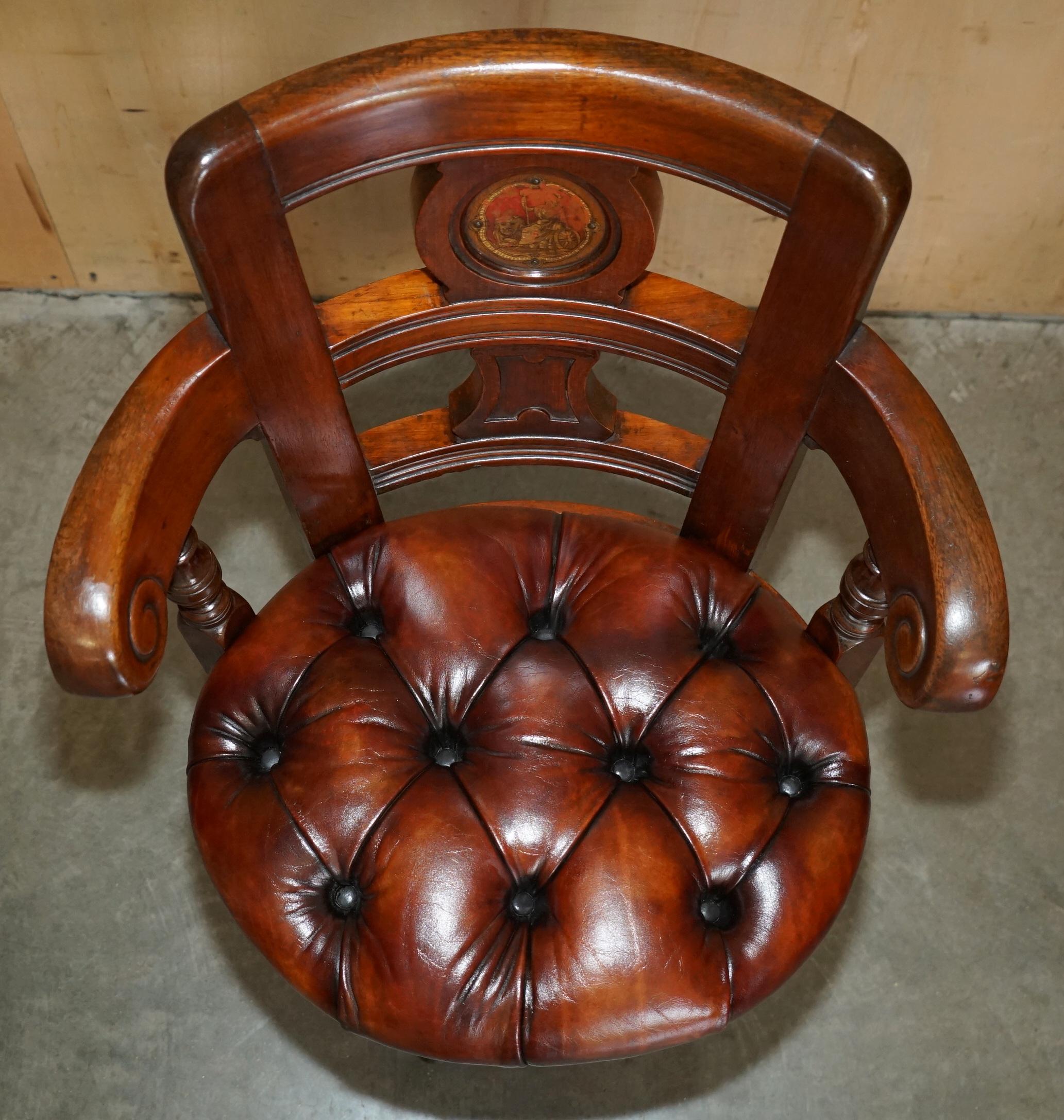 FINE ANTIQUE VICTORIAN RESTORED BROWN LEATHER CHESTERFIELD TUFTED CAPTAINS CHAiR (Leder) im Angebot