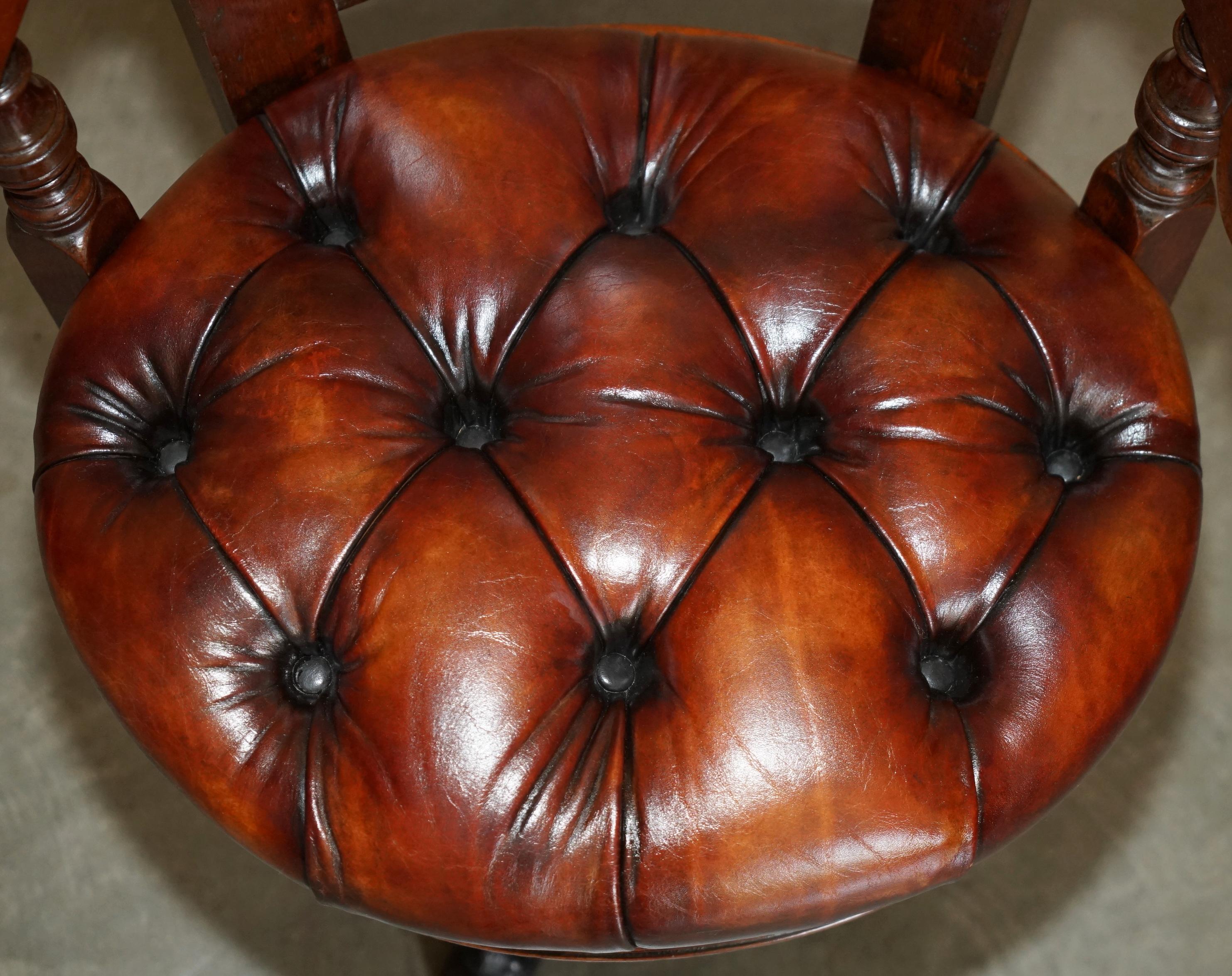 FINE ANTIQUE VICTORIAN RESTORED BROWN LEATHER CHESTERFIELD TUFTED CAPTAINS CHAiR im Angebot 1