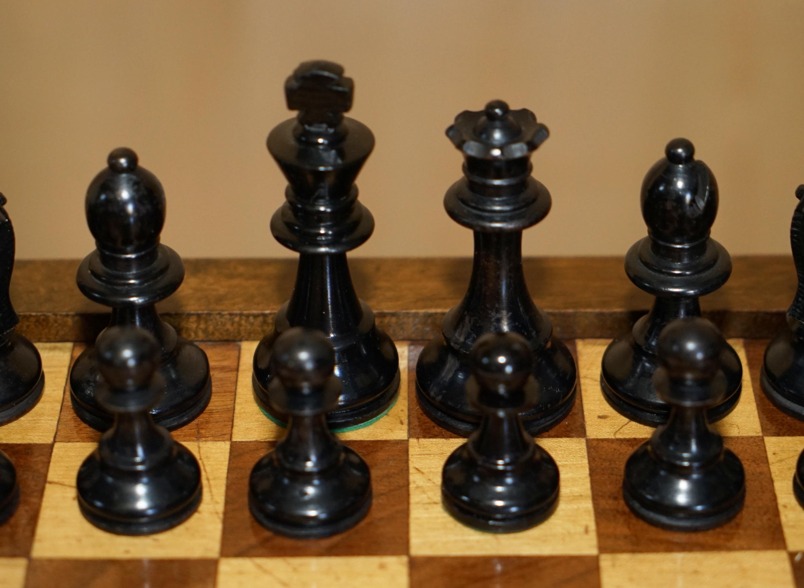 FiNE ANTIQUE VICTORIAN STAUNTON CHESS Set & CHESSBOARD IN ROMAN HORSE INLAID  Box im Angebot 9