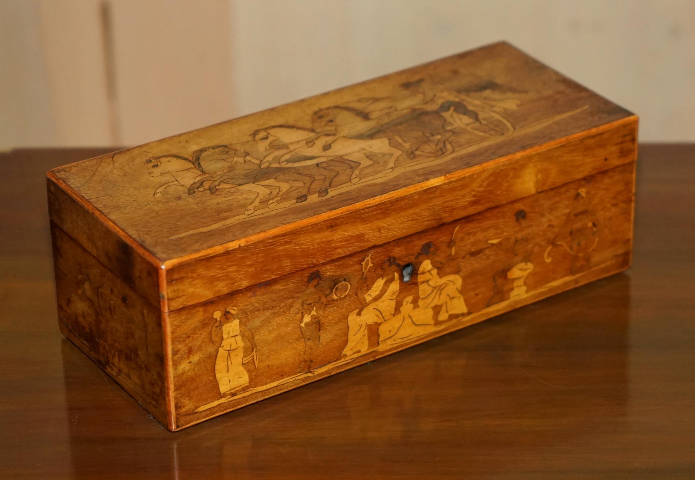 Royal House Antiques

Royal House Antiques ist erfreut, diese absolut atemberaubende circa 1880 viktorianischen Nussbaum und Eiche Schachbrett-Set komplett mit Staunton Schachfiguren, viktorianischen Backgammon-Set und römischen / neoklassischen