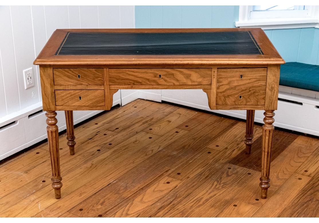 Néoclassique Bureau ancien en noyer avec dessus en cuir de style néoclassique en vente