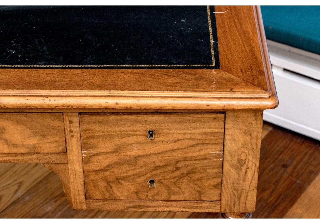 Bureau ancien en noyer avec dessus en cuir de style néoclassique Abîmé - En vente à Bridgeport, CT