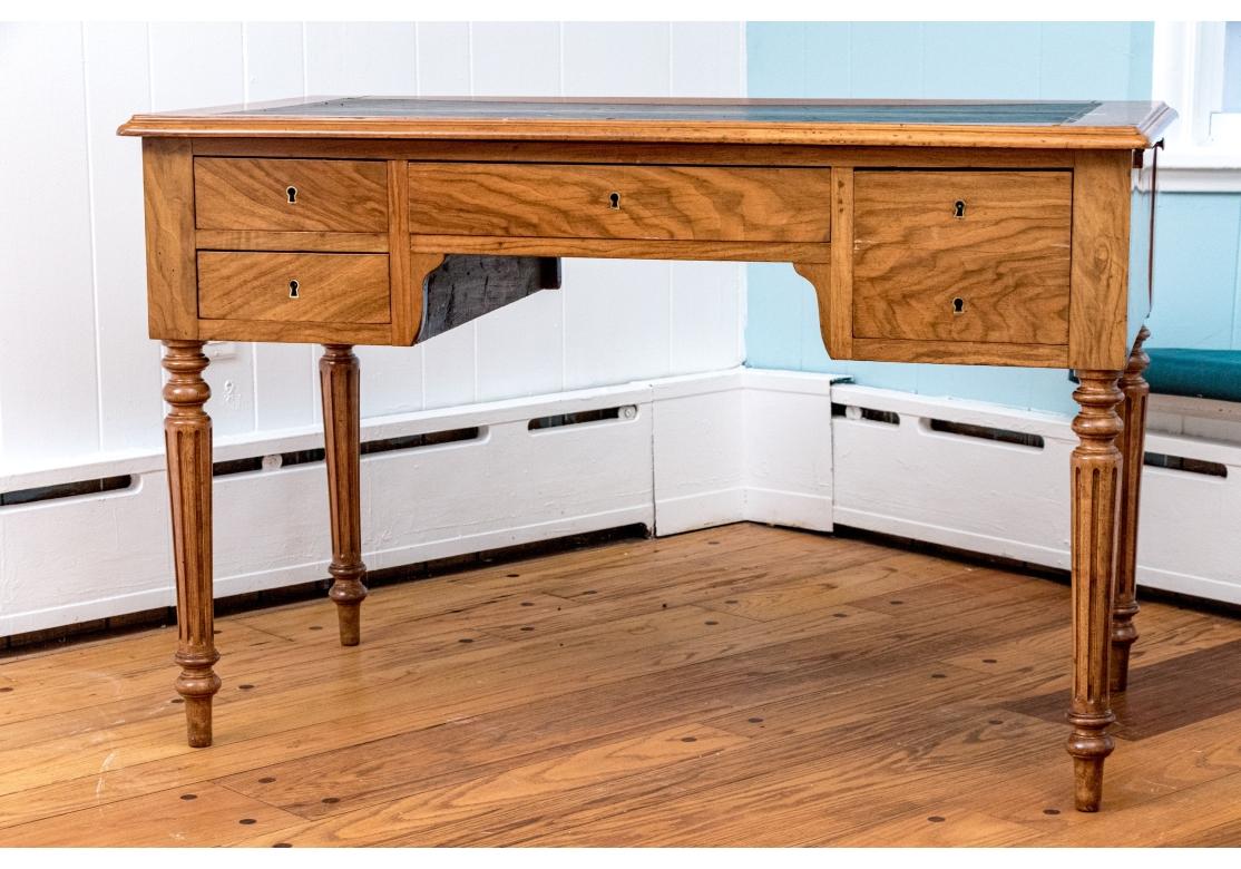 XIXe siècle Bureau ancien en noyer avec dessus en cuir de style néoclassique en vente