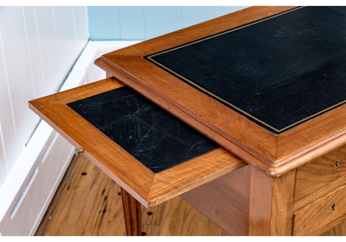 Cuir Bureau ancien en noyer avec dessus en cuir de style néoclassique en vente