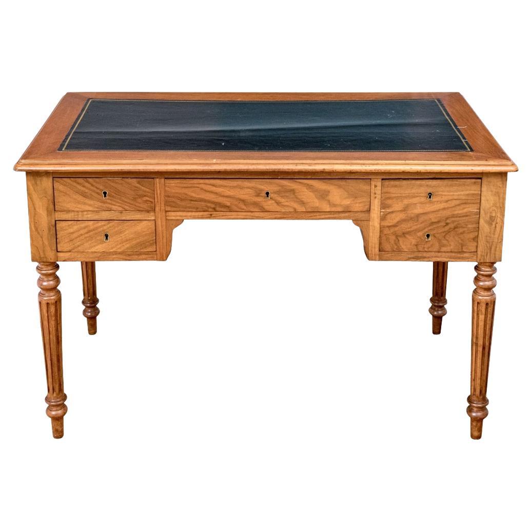 Bureau ancien en noyer avec dessus en cuir de style néoclassique