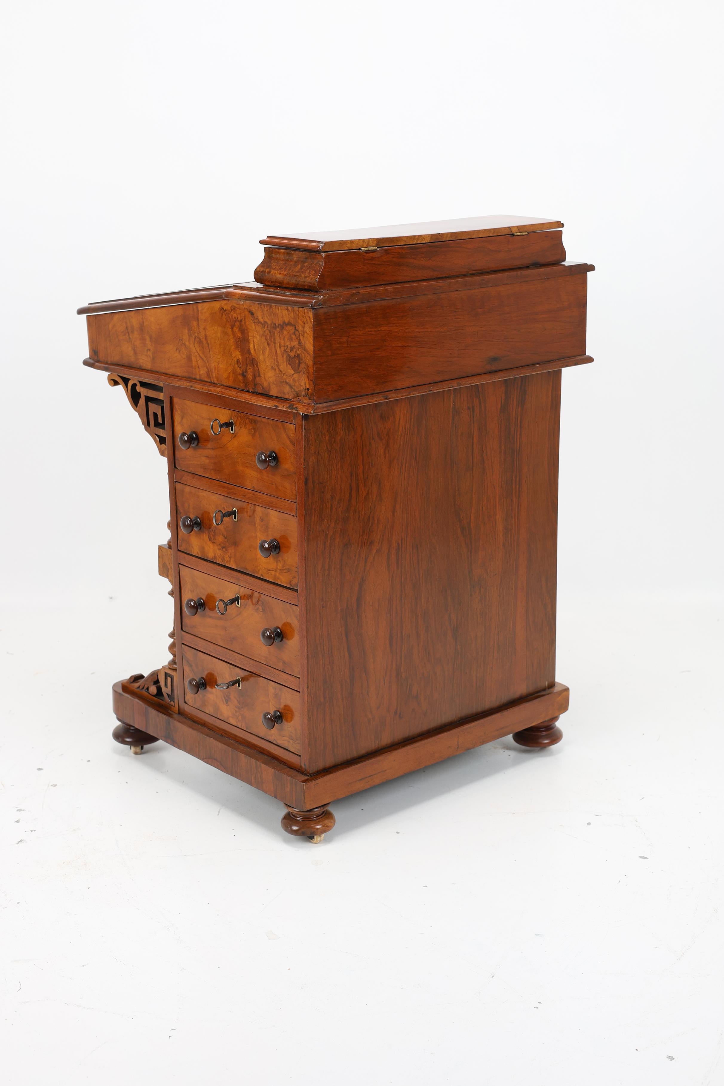 Fine Antique Walnut & Marquetry Inlaid Davenport Desk In Good Condition For Sale In Stahnsdorf, DE