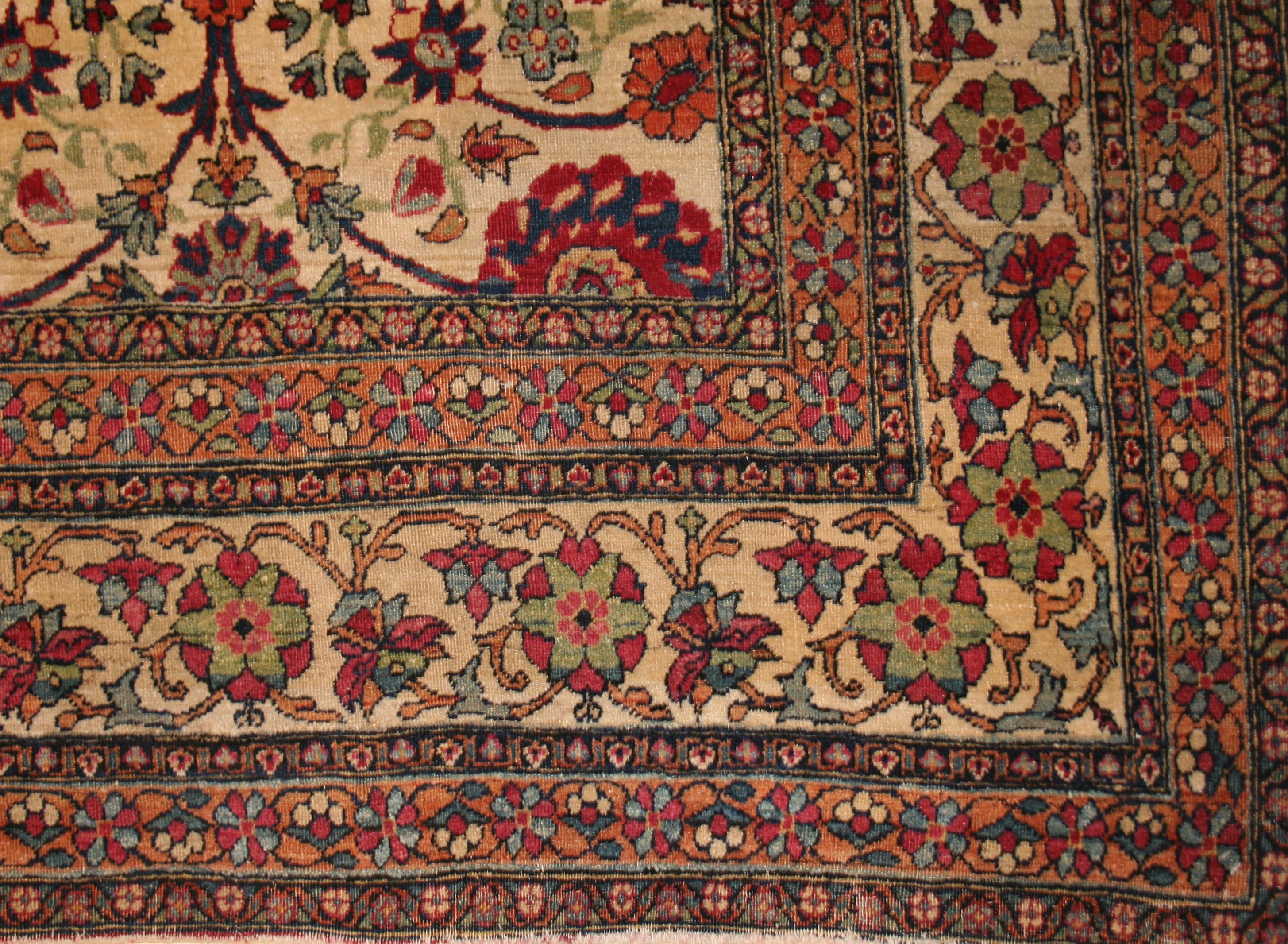Diese Teppiche, die im Handel manchmal auch als Kermanshah bezeichnet werden, sind die besten Werkstattwebereien des neunzehnten Jahrhunderts aus der Stadt Kerman. Die feinen antiken Lavar Kermans wie dieses Exemplar, die aus der weichsten